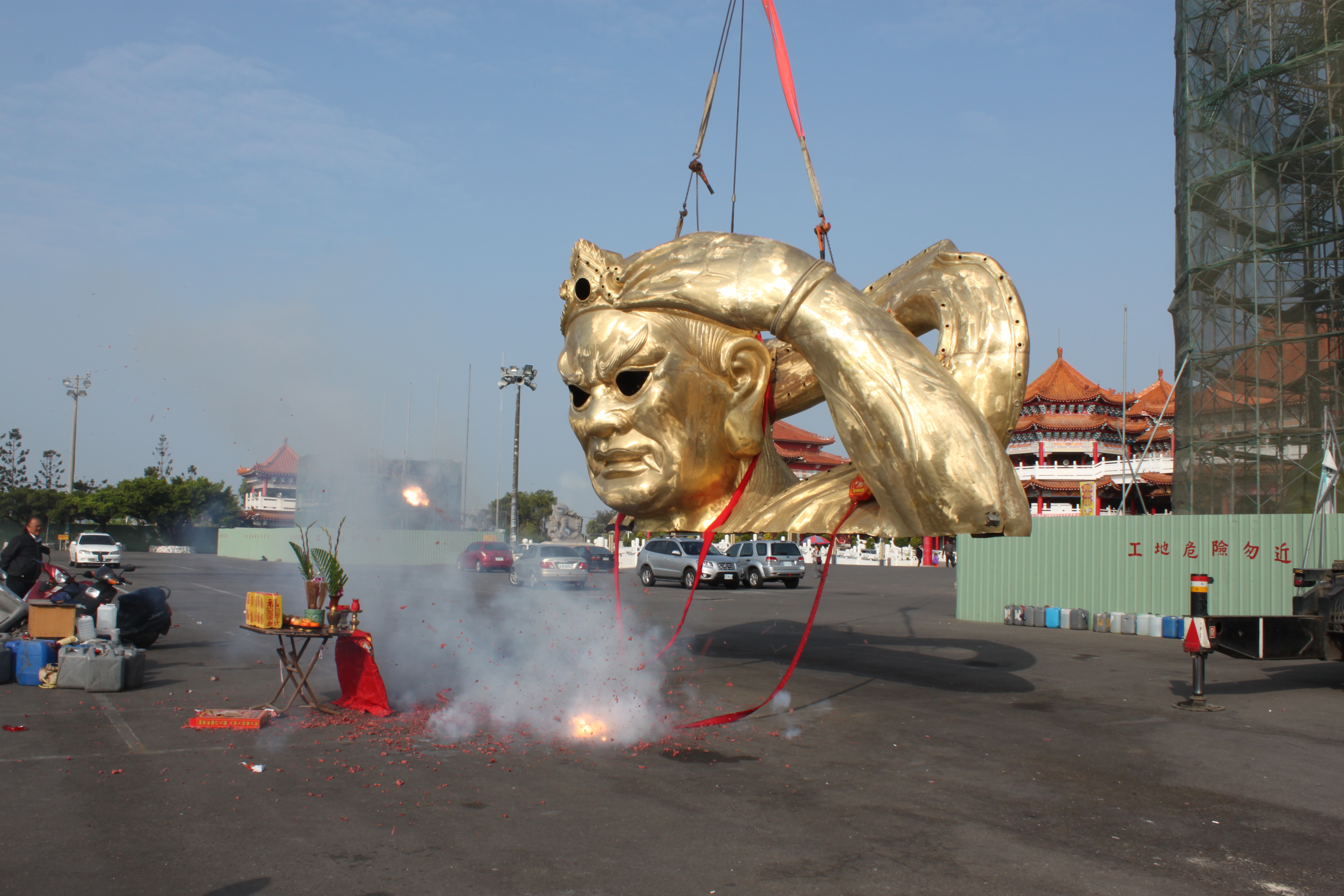 台南鹿耳門聖母廟邀請林增桶製作兩尊「全球最高」21米的千里眼順風耳。廟方並希望林增桶替神尊穿上較文雅的服飾、神情不要太凶煞。(林增桶提供)