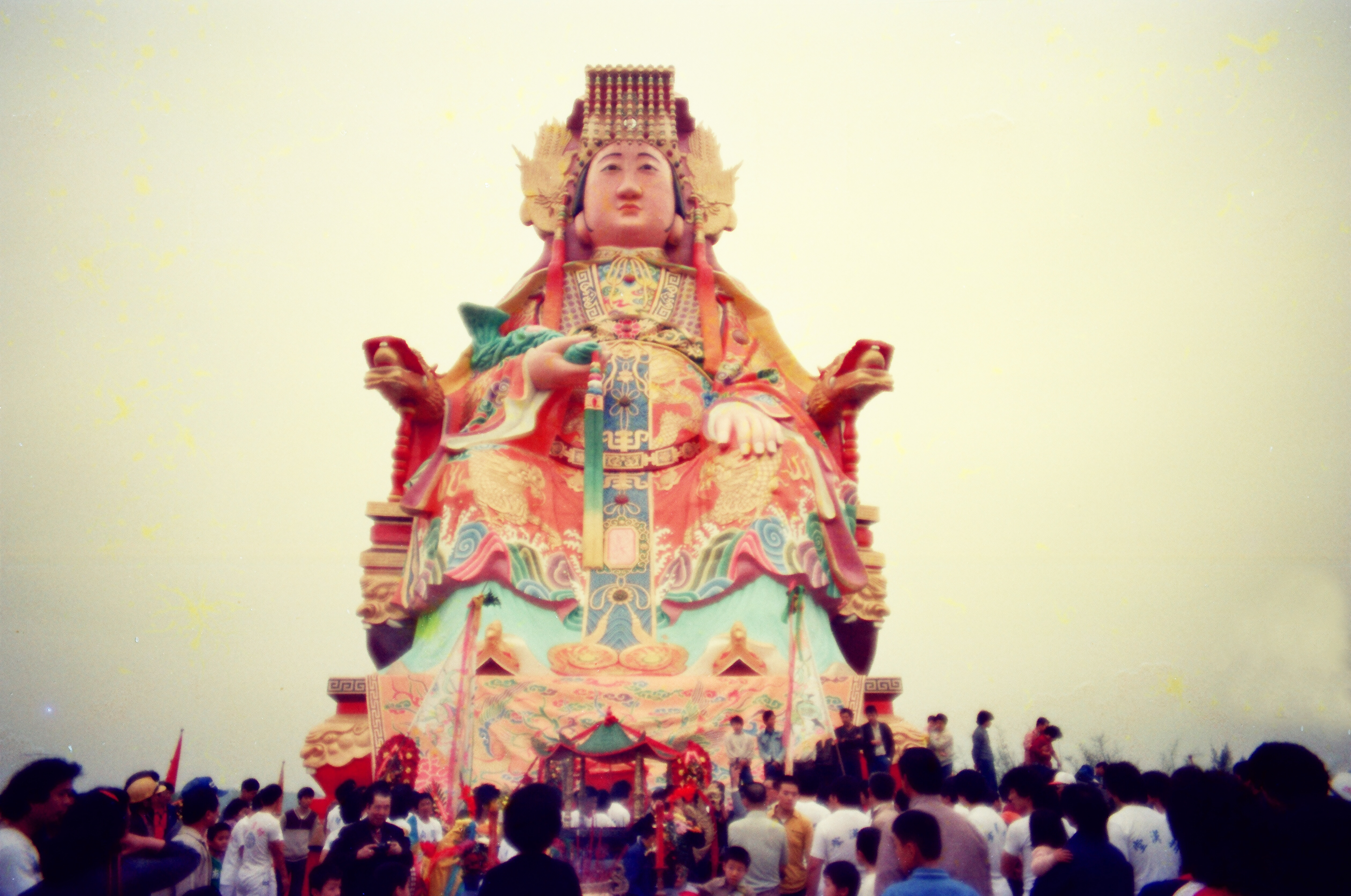 1984年龍鳳宮湄洲聖母大神像開光安座典禮。此尊在屋頂上的媽祖興蓋緣起，是委員會看到八卦山蓋大佛，媽祖廟剛好要整修活動中心，當時委員一致同意，二樓蓋活動中心，三樓蓋大媽祖當在地特色。（林增桶提供）