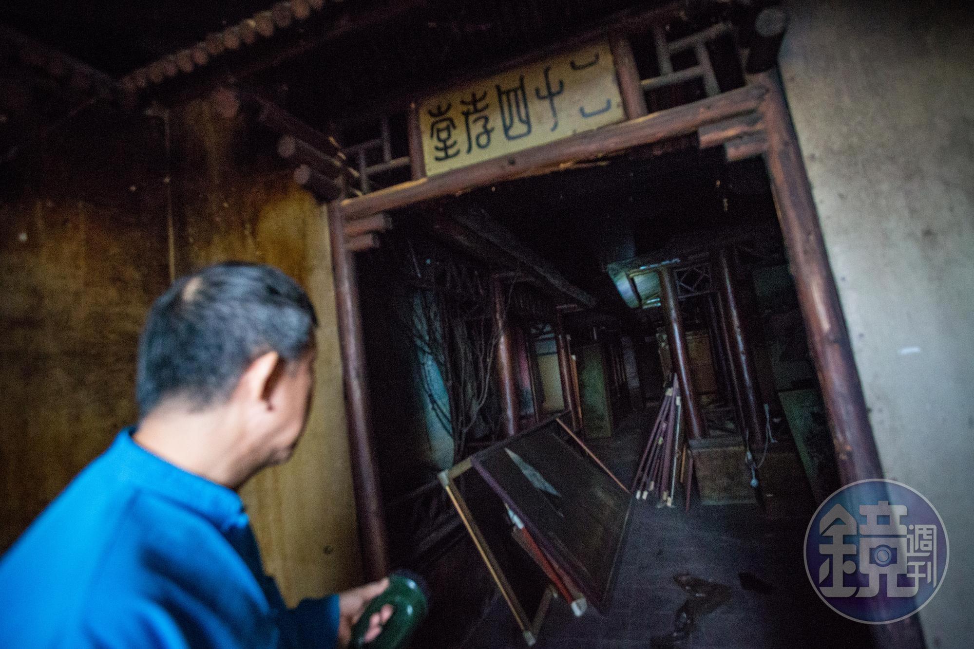 大關公內部以前是文物展示館,廟方說921地震後結構不穩定,一旁的育樂園也因多區毀損,不再開放遊客進入參觀。