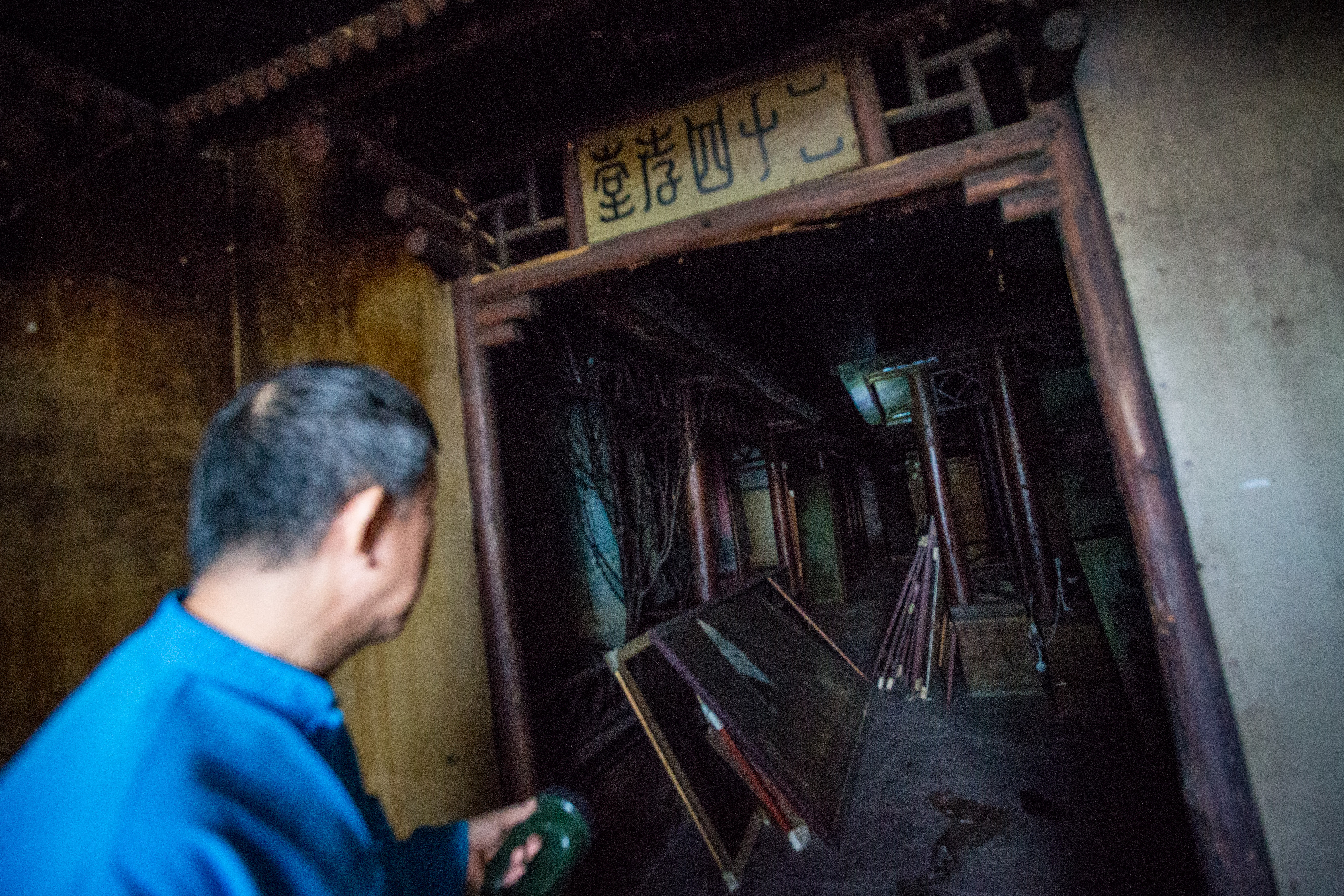 大關公內部以前是文物展示館,廟方說921地震後結構不穩定,一旁的育樂園也因多區毀損,不再開放遊客進入參觀。