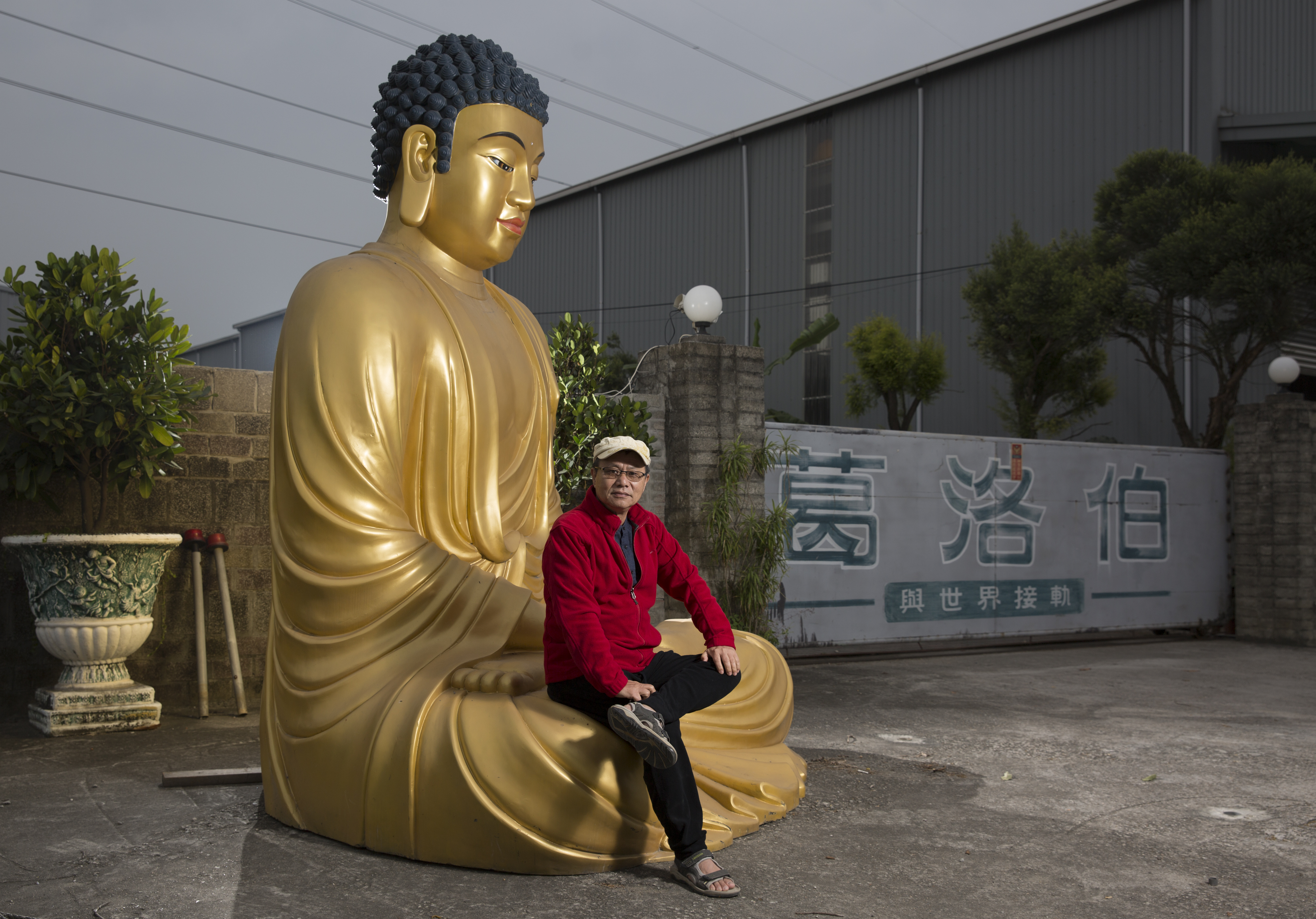 吳進生鼓勵年輕人創作，大方借出工廠和佛像讓導演黃信堯拍電影。電影殺青後索性也就留著「葛洛伯」鐵門，並把佛像搬到鐵門外讓民眾拍照。至於《大佛普拉斯》裡發生許多故事的貨櫃屋呢？原來是颱風吹垮，也就成了電影的最後一幕。