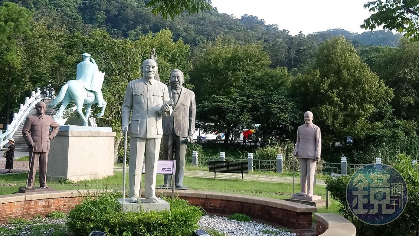 桃園大溪的慈湖公園,仍擺放著被捐贈出、或不再被需要的蔣公銅像。