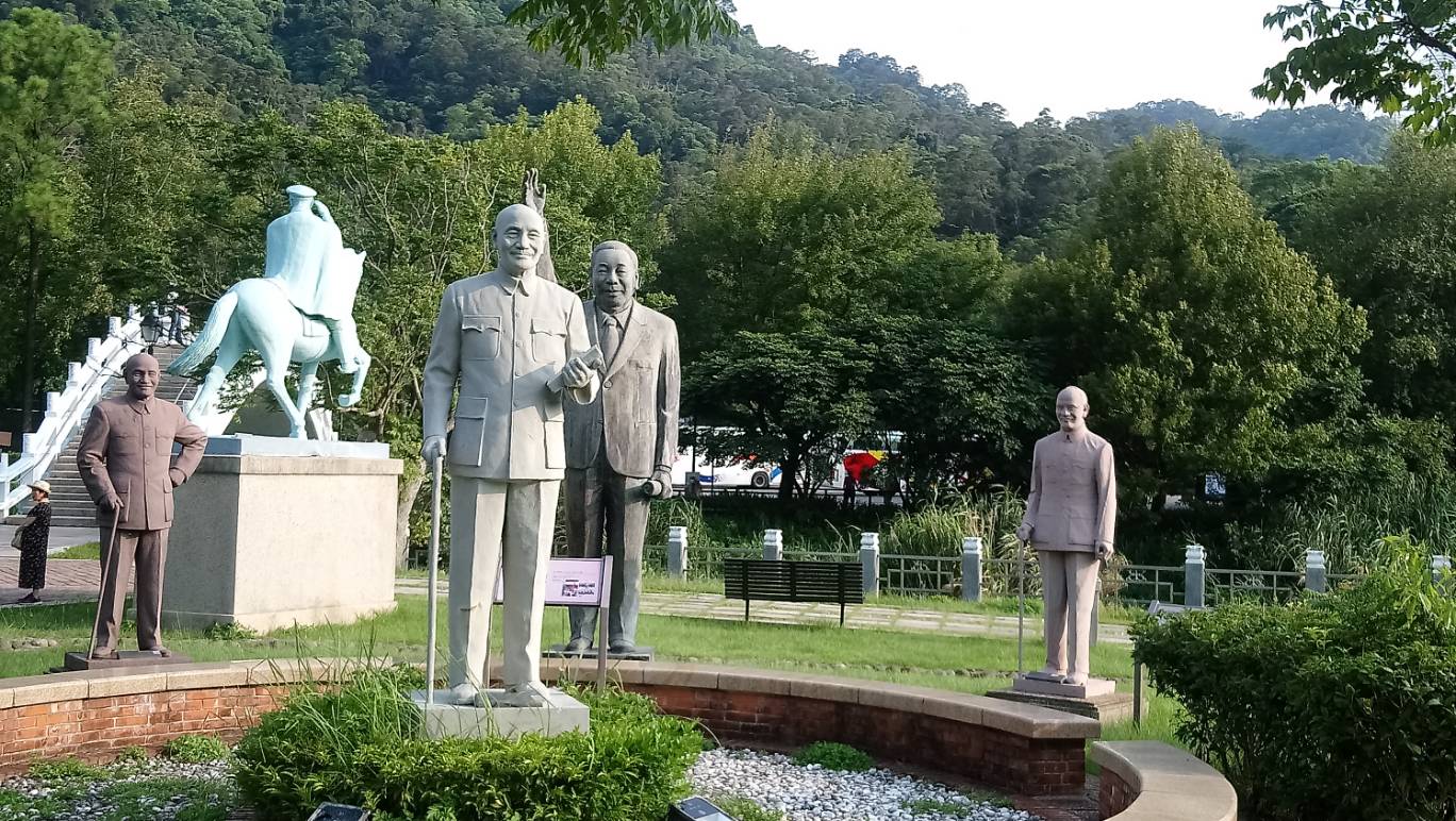 桃園大溪的慈湖公園,仍擺放著被捐贈出、或不再被需要的蔣公銅像。