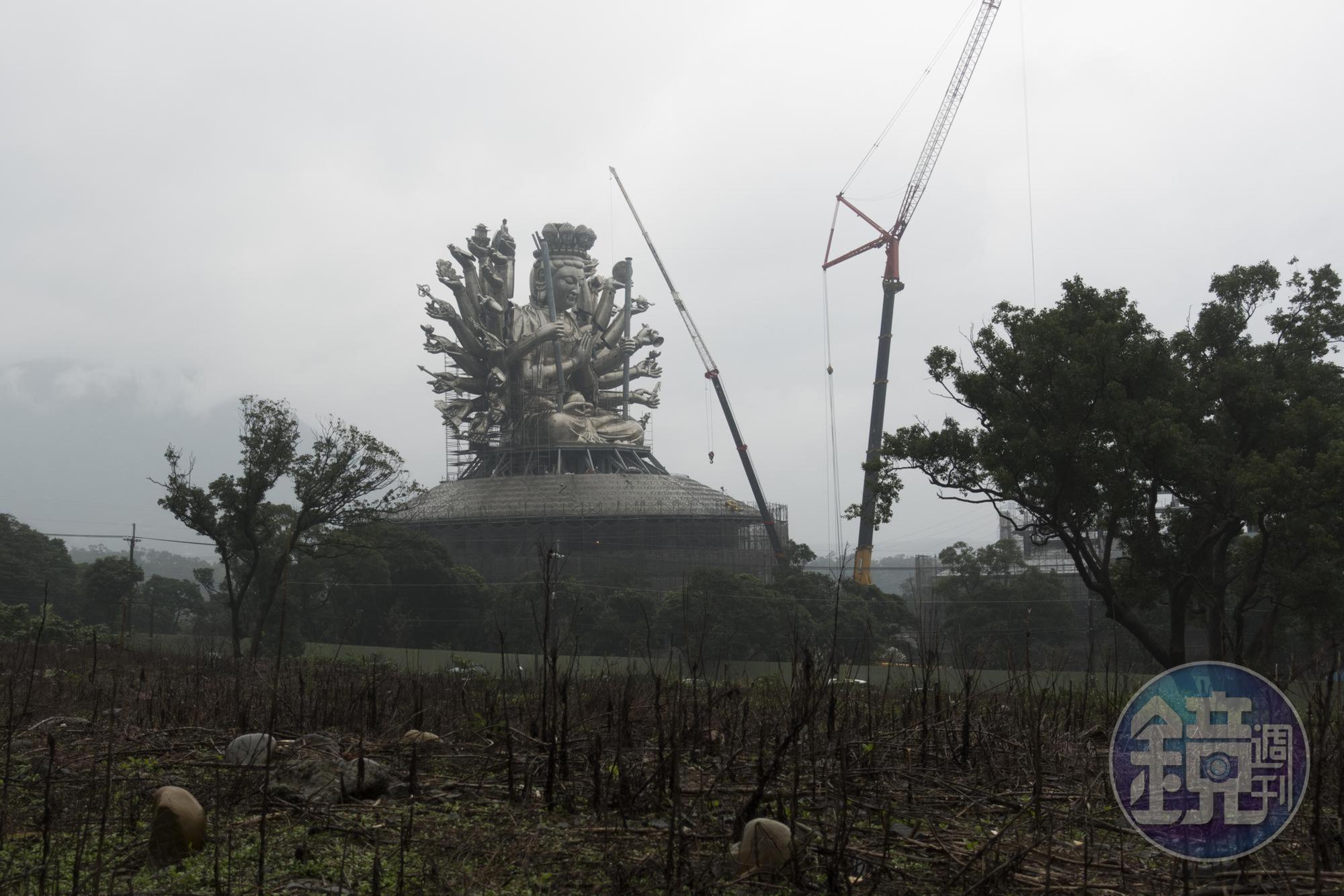 淡水山坡地上的緣道觀音廟,正在興建2020將竣工的黃銅精鑄「千手千眼觀世音菩薩聖淨土」,官網上寫著「完工後將成為北台灣新地標,更將締造金氏世界紀錄。」網路上一度出現信徒可助建的項目金額:從每單位一萬元的鋼筋水泥建材「「金剛吉祥寶塔法會」,到高單價的一千萬元「法界根本定印」方案都有。