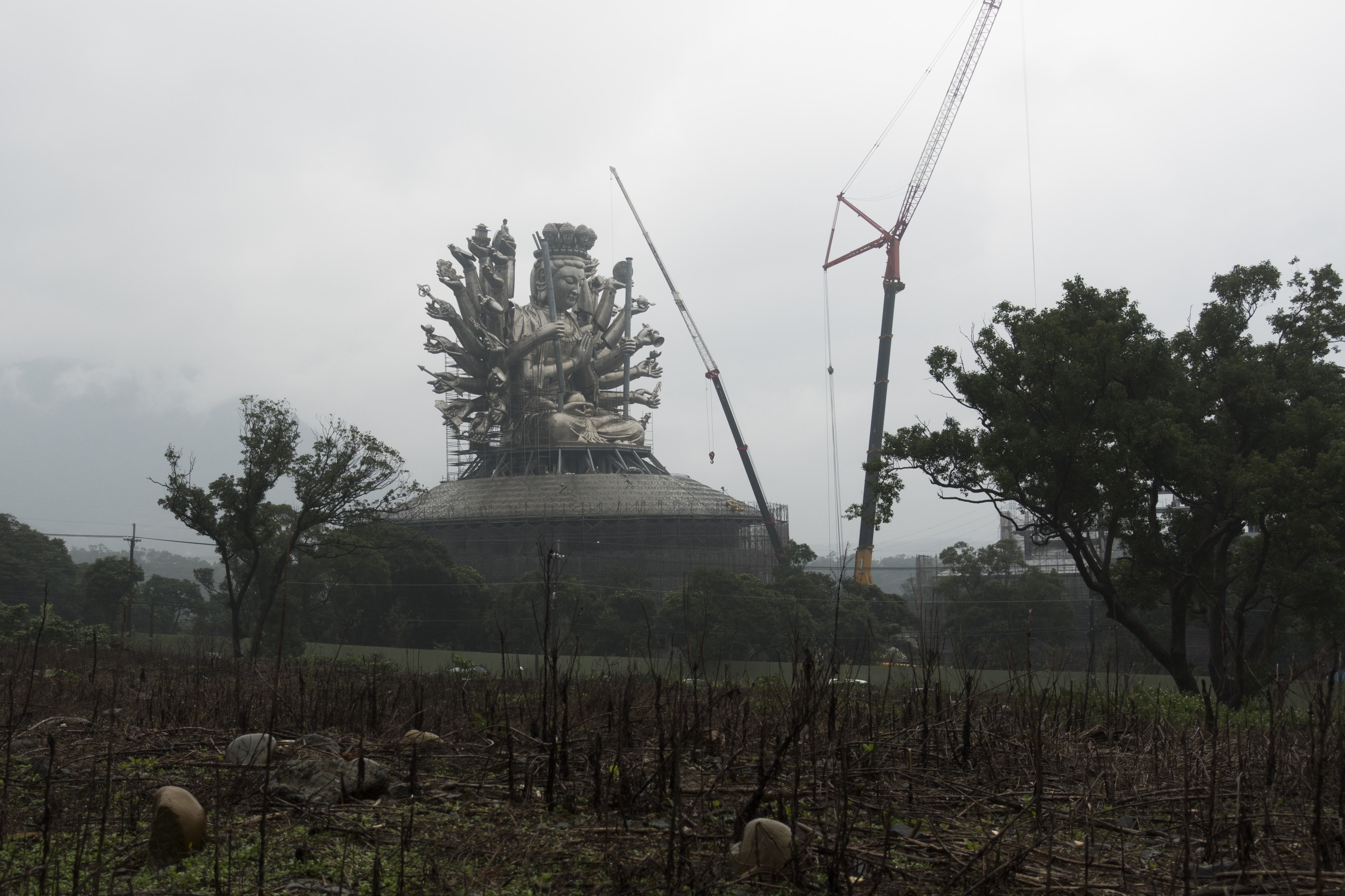 淡水山坡地上的緣道觀音廟,正在興建2020將竣工的黃銅精鑄「千手千眼觀世音菩薩聖淨土」,官網上寫著「完工後將成為北台灣新地標,更將締造金氏世界紀錄。」網路上一度出現信徒可助建的項目金額:從每單位一萬元的鋼筋水泥建材「「金剛吉祥寶塔法會」,到高單價的一千萬元「法界根本定印」方案都有。