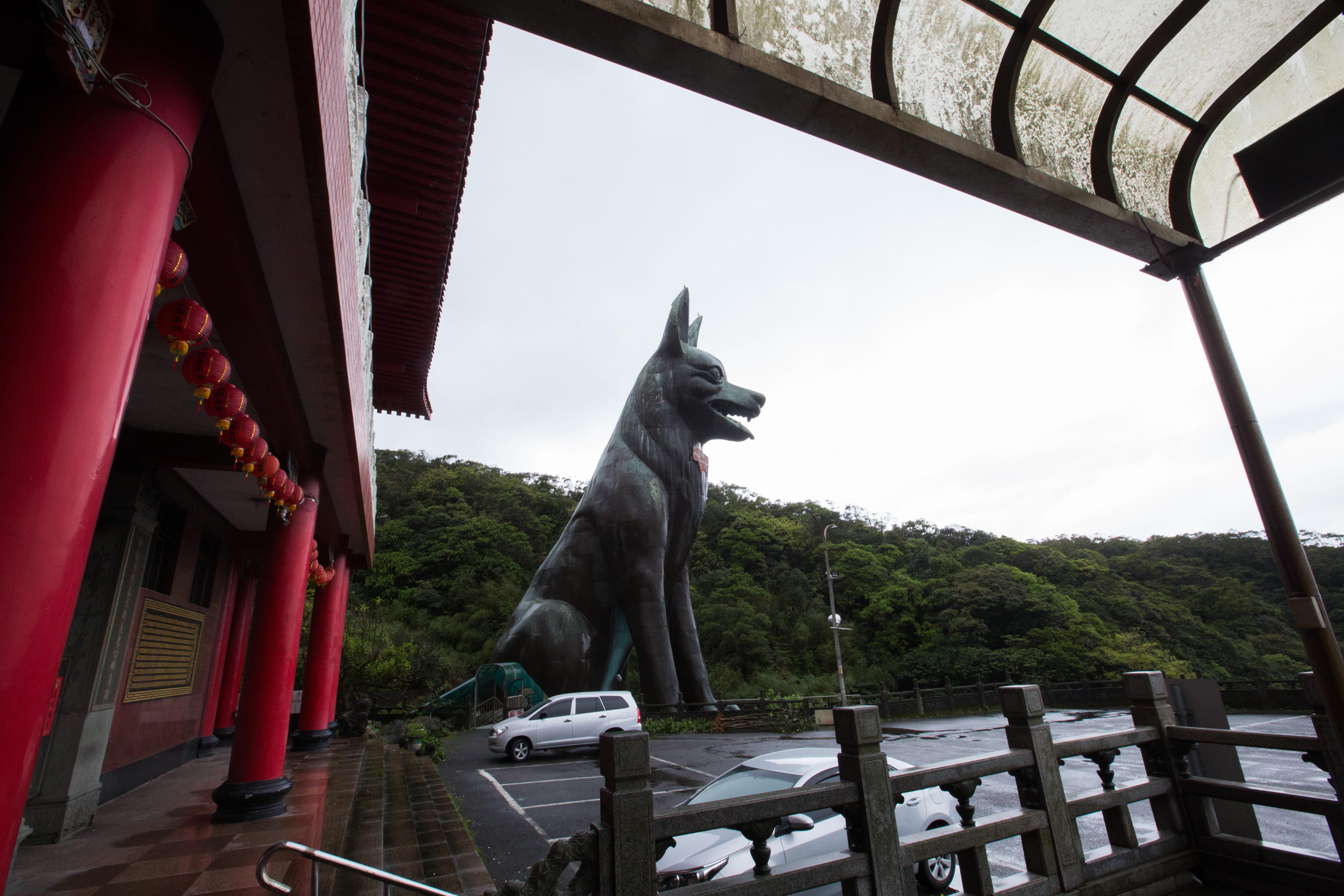 十八王公廟原本是當地練姓家族供奉的神明,在大家樂興盛的30年前,此廟因猜牌靈驗,湧入大量香客,當時石門到三芝這段台二線,經常擠得水洩不通,後來還因此蓋路橋紓解交通。