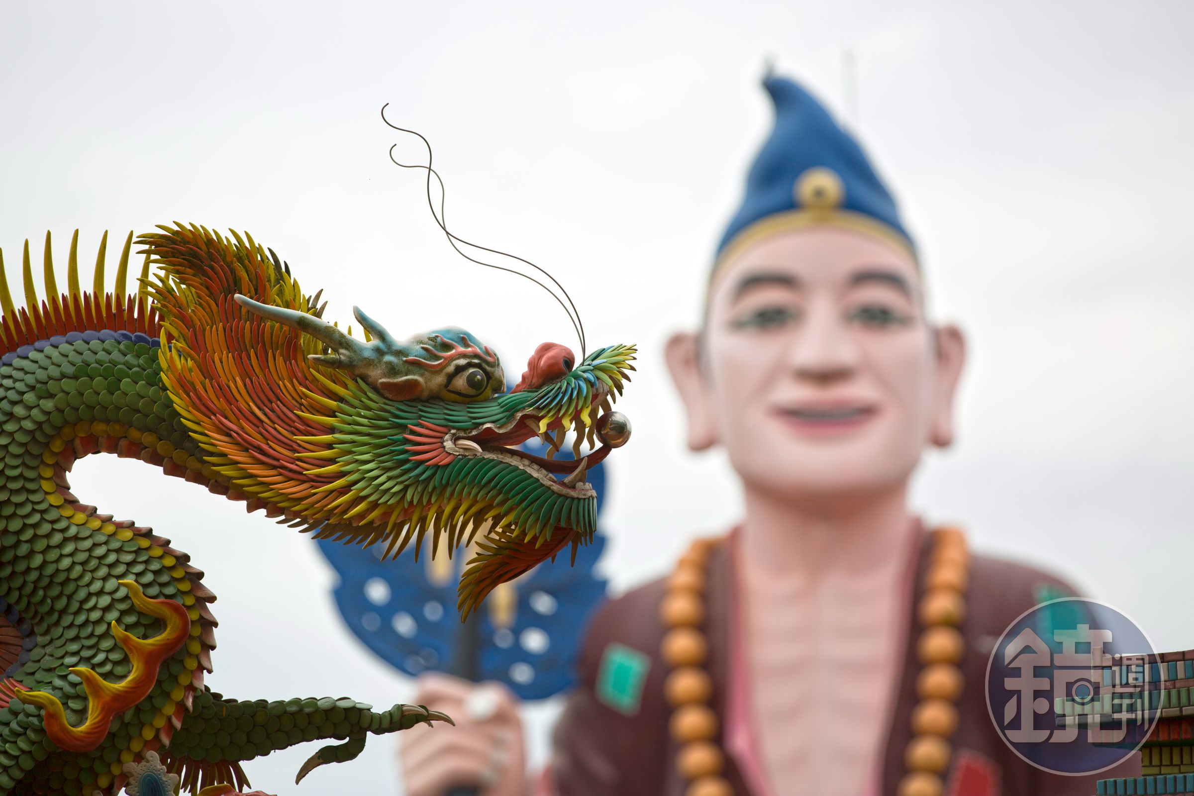 高雄鳳山寺的大濟公，是繼彰化八卦山大佛後，第二尊落成的大型佛像。從一小間主廟，鳳山寺陸續又蓋9層樓的三寶殿、兩棟香客大樓，還有一座約三個足球場大的停車場，從硬體設施便能看出香火之旺。