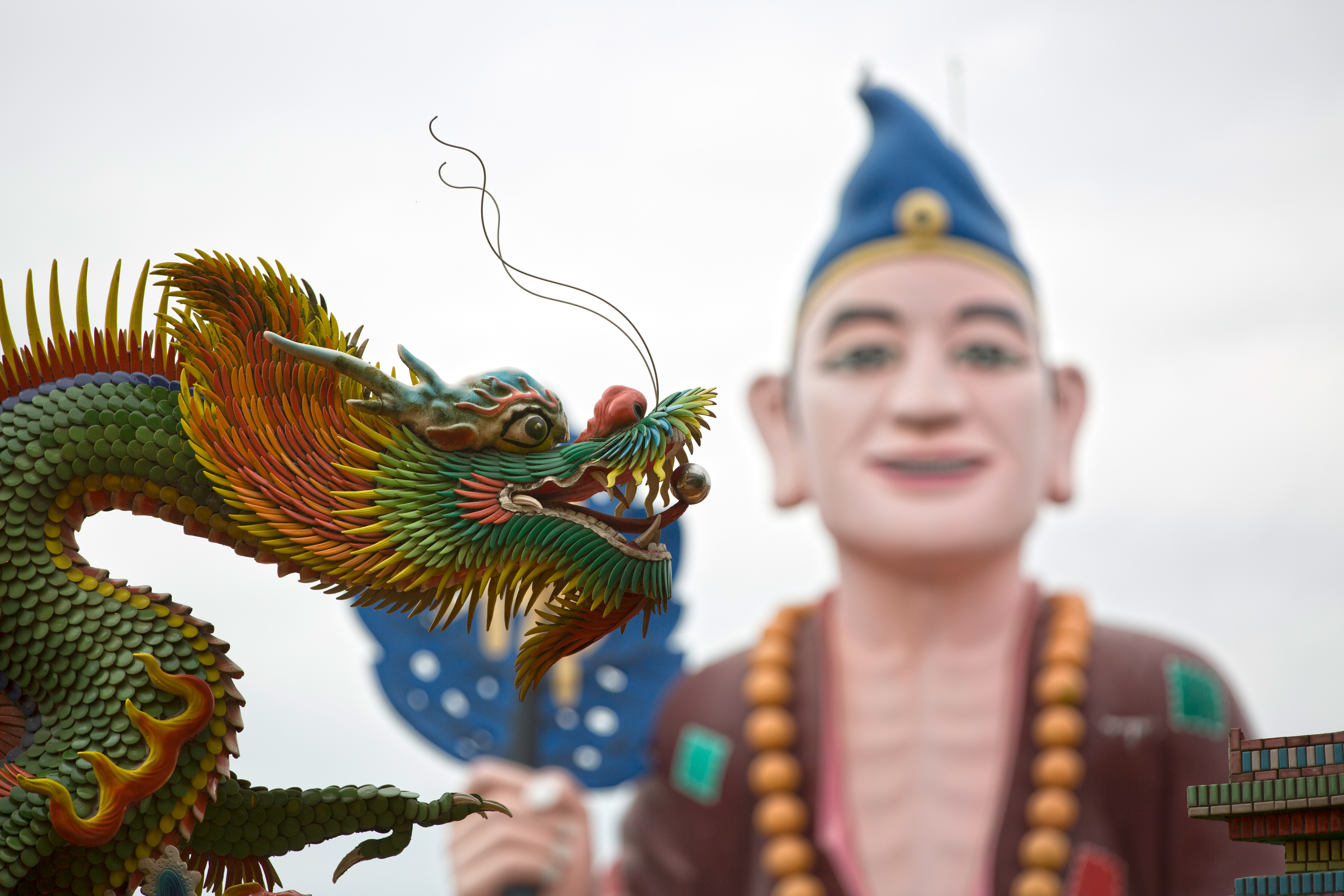 高雄鳳山寺的大濟公，是繼彰化八卦山大佛後，第二尊落成的大型佛像。從一小間主廟，鳳山寺陸續又蓋9層樓的三寶殿、兩棟香客大樓，還有一座約三個足球場大的停車場，從硬體設施便能看出香火之旺。