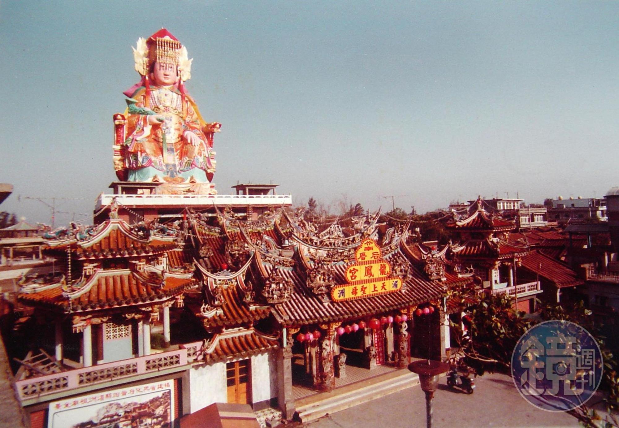 在竹南龍鳳宮屋頂上的媽祖,二樓是社區活動中心,三樓則是大媽祖,成為竹南地標。(林增桶提供)