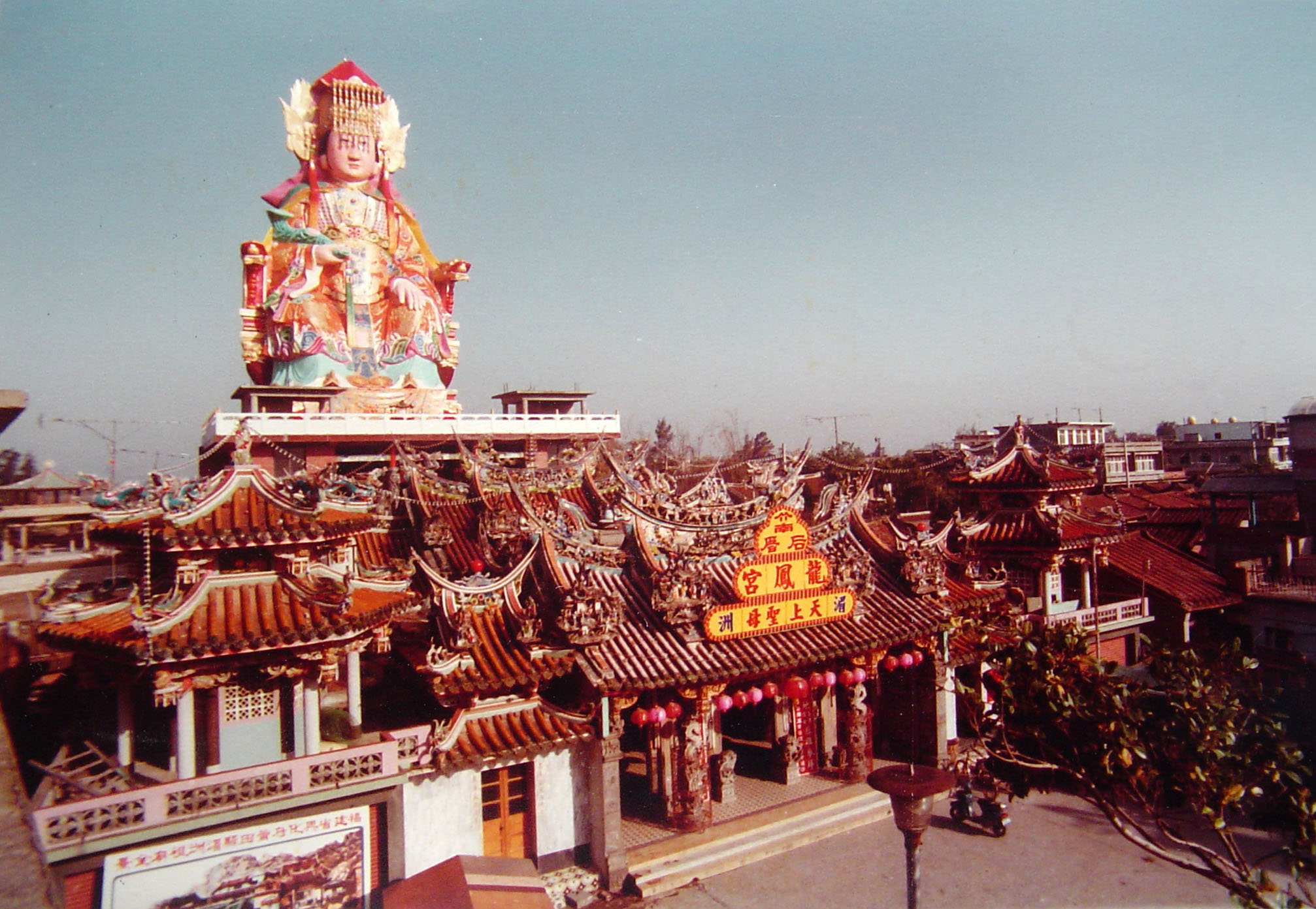 在竹南龍鳳宮屋頂上的媽祖，二樓是社區活動中心，三樓則是大媽祖，成為竹南地標。（林增桶提供）
