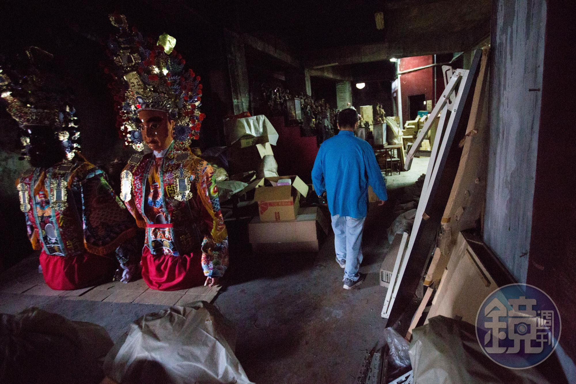 大關公內部以前是文物展示館,現今是堆放聚寶袋和神像的倉庫。