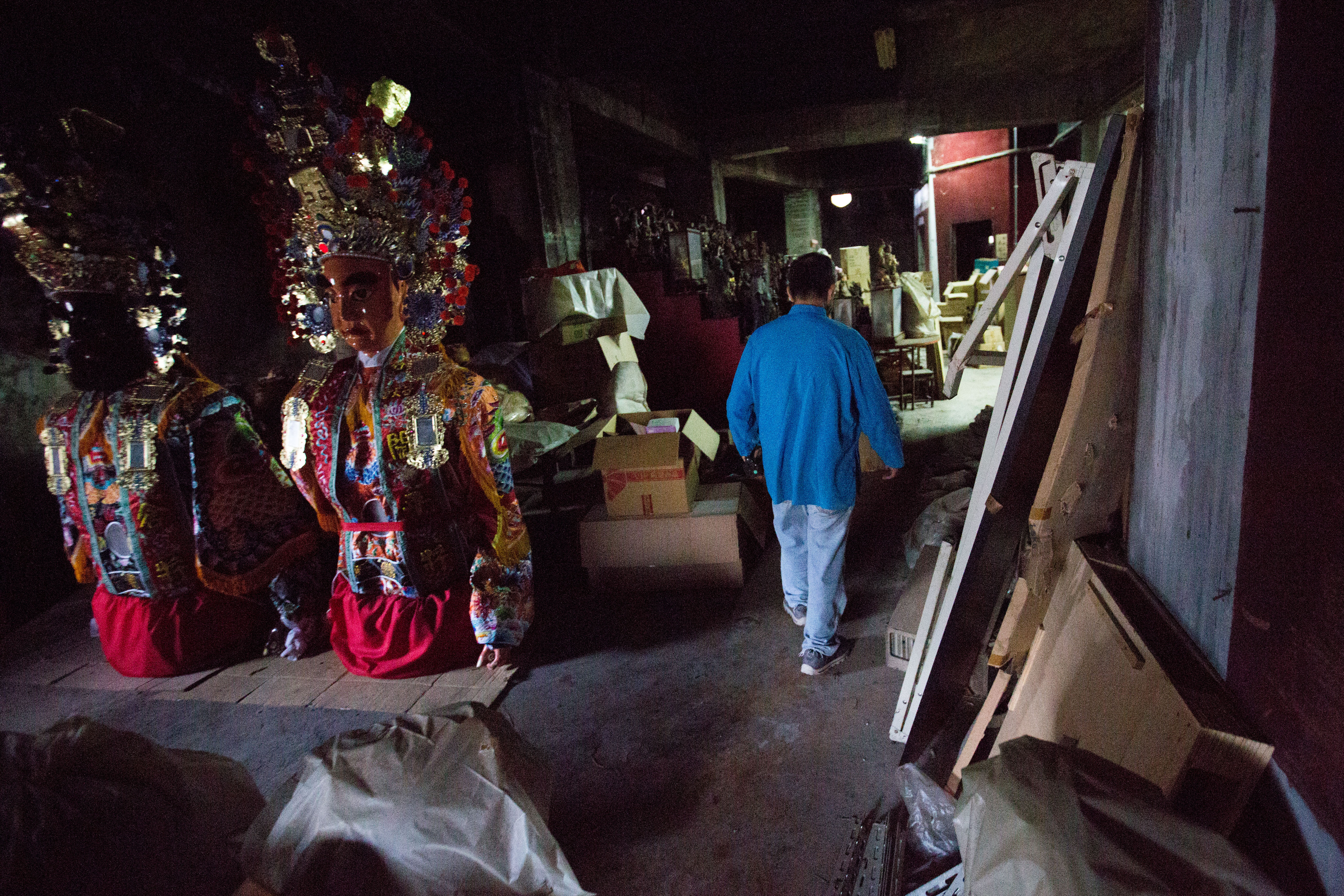 大關公內部以前是文物展示館，現今是堆放聚寶袋和神像的倉庫。