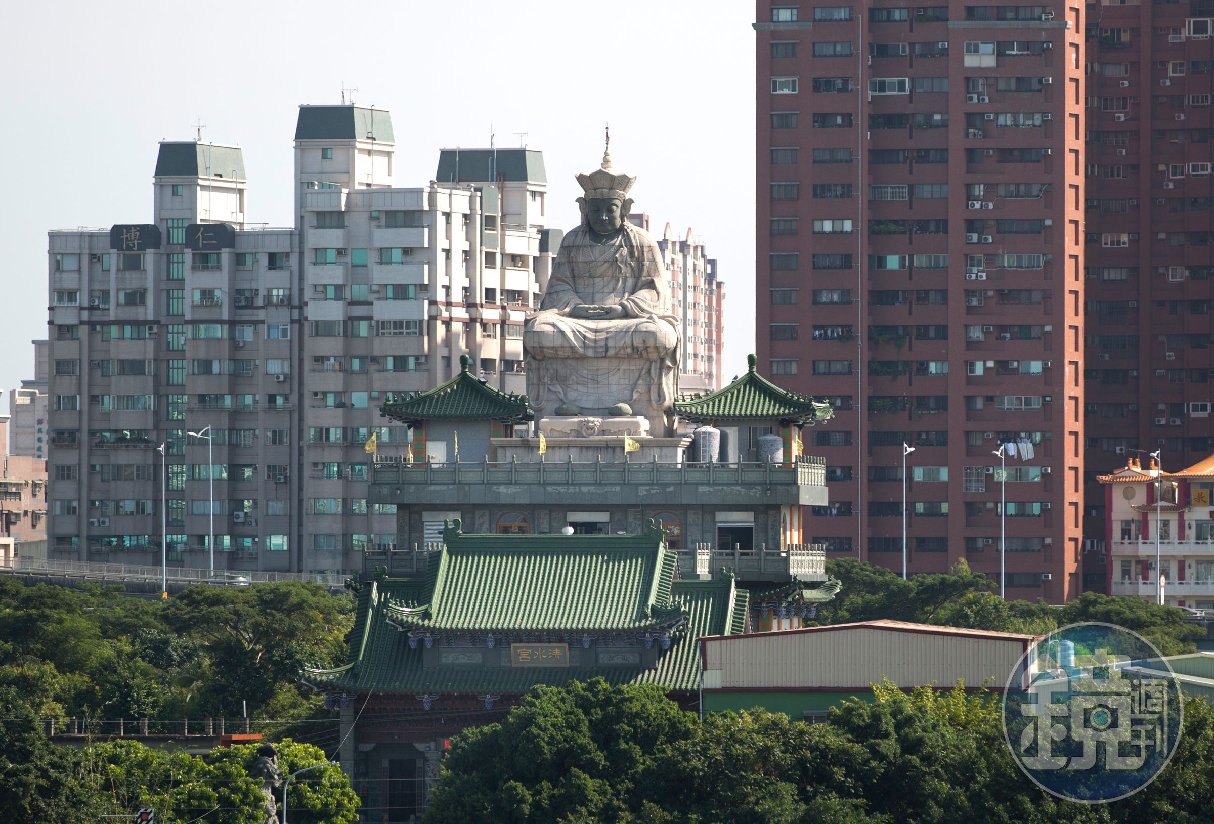 左營洲仔清水宮屋頂上的清水祖師像，是中國師傅做的石材神像。
