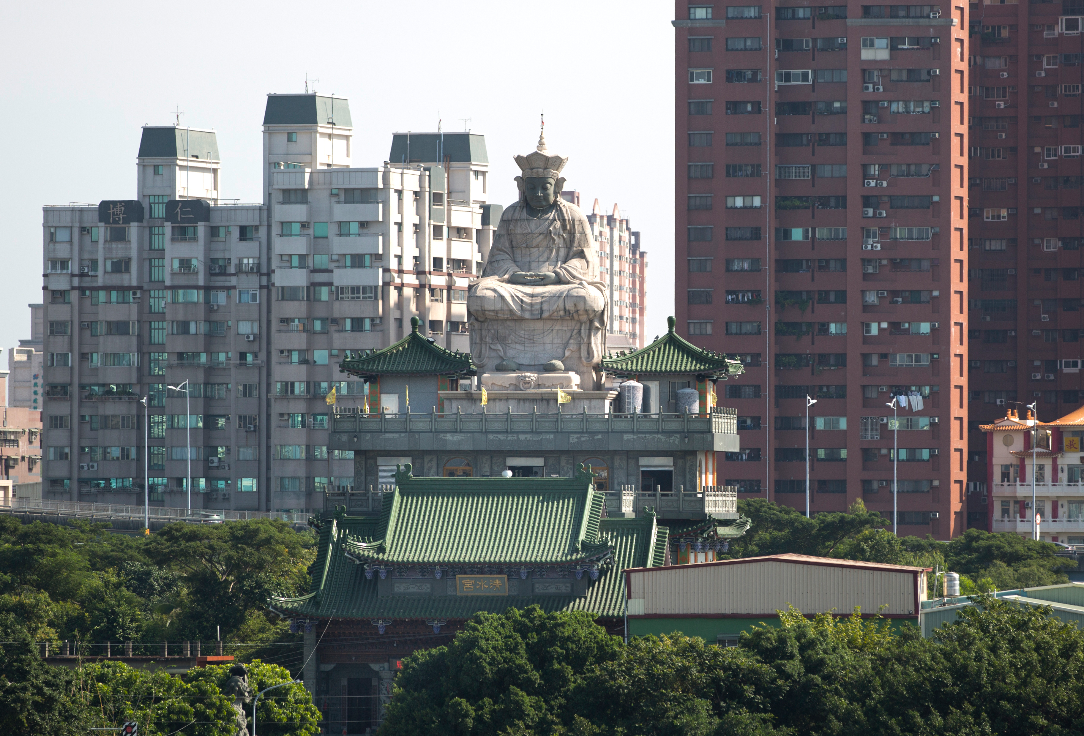 左營洲仔清水宮屋頂上的清水祖師像，是中國師傅做的石材神像。