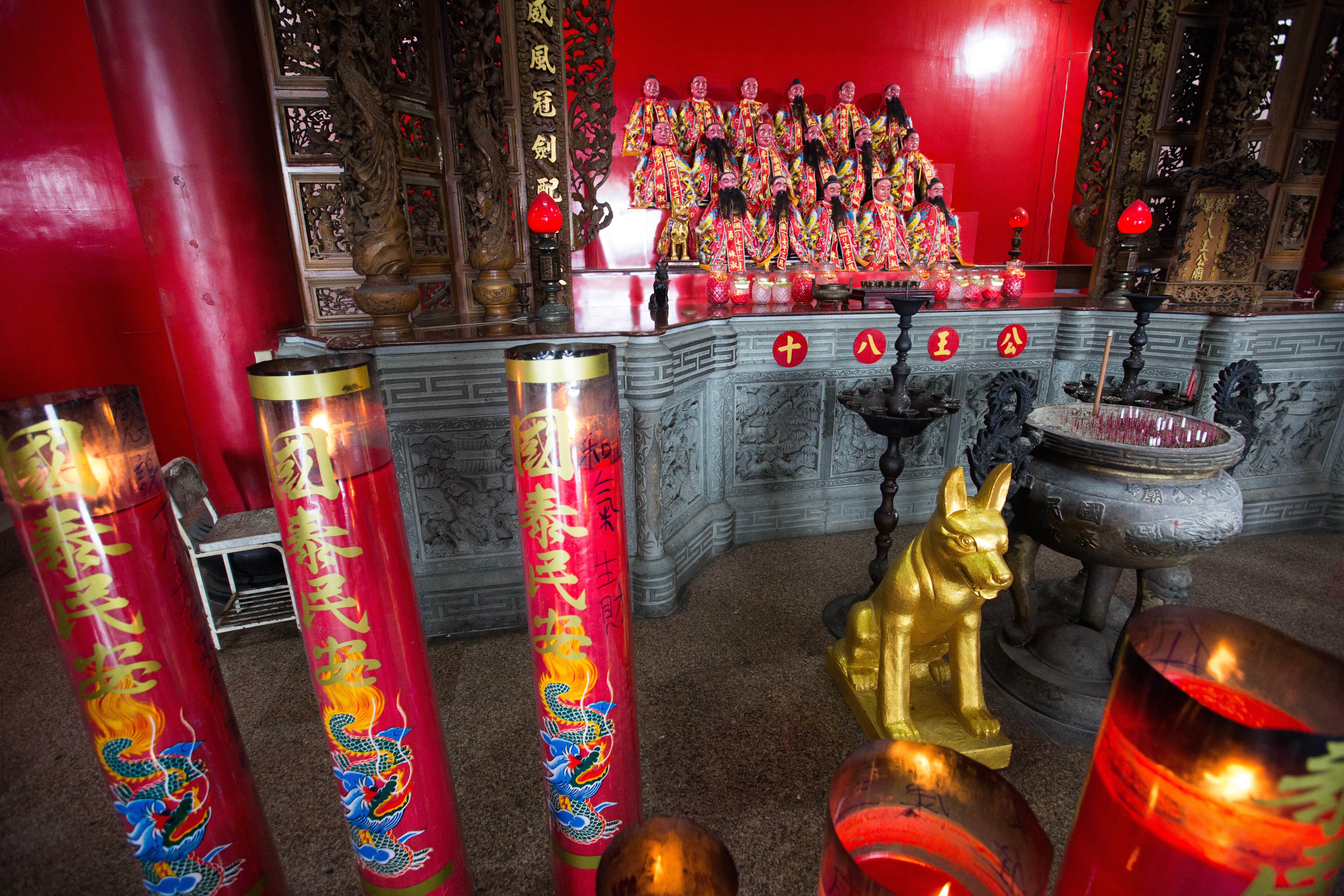 十八王公廟原本是當地練姓家族供奉的，在大家樂興盛的30年前，此廟因猜牌靈驗，湧入大量香客，當時石門到三芝這段台二線，經常擠得水洩不通，後來還因此蓋路橋、建新廟紓解交通。