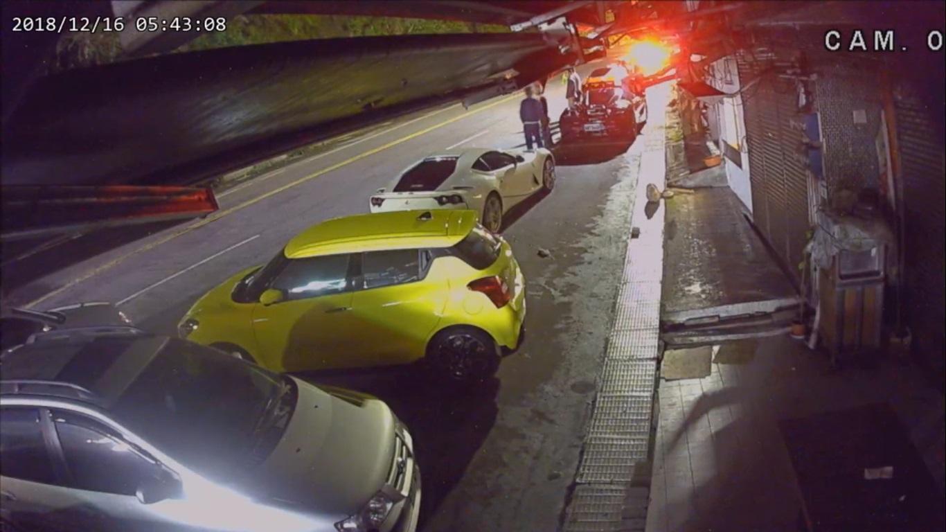 小貨車撞超跑事件引發社會熱烈討論。（翻攝畫面）