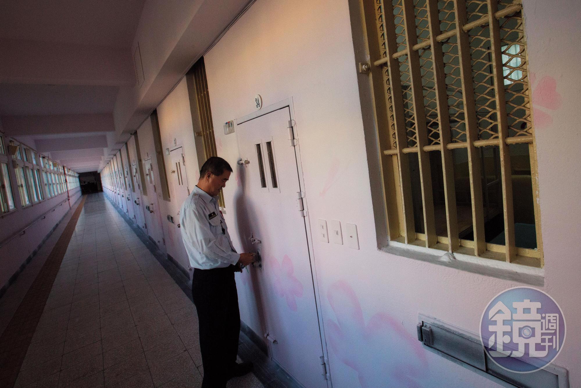 加害人的母親因為販毒遭判刑，目前仍在監獄服刑中。