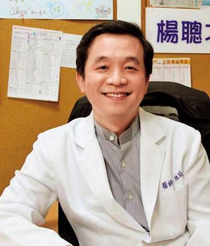家庭暴力及性侵害防治委員會委員楊聰財醫師表示，這類案件的被害人起碼都要追蹤輔導2年以上。（翻攝自楊聰財臉書）
