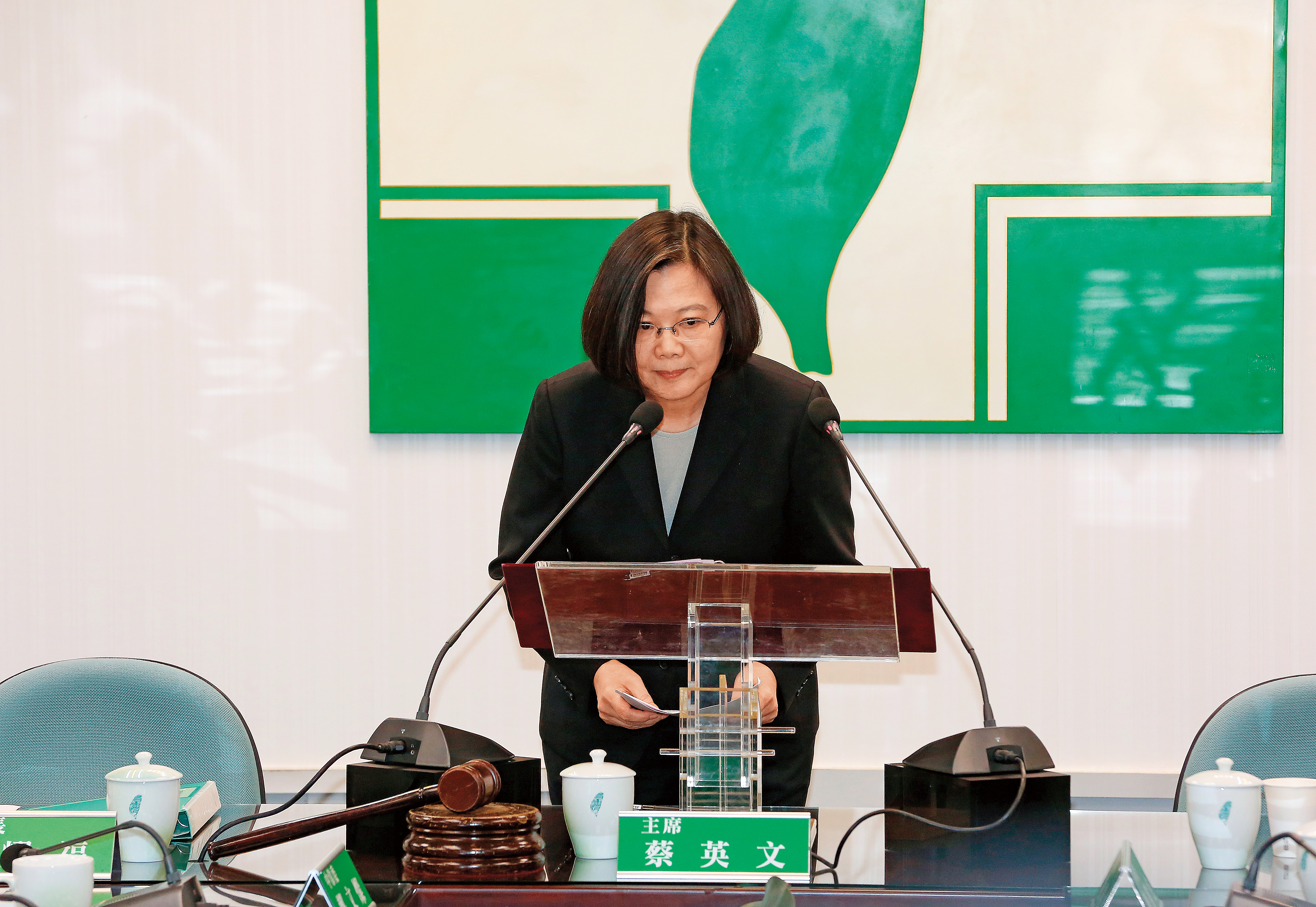 民進黨立委王定宇認為，接替蔡英文的新任黨主席最大挑戰是要讓民進黨「死而復活」，必須從人民的視角執政。