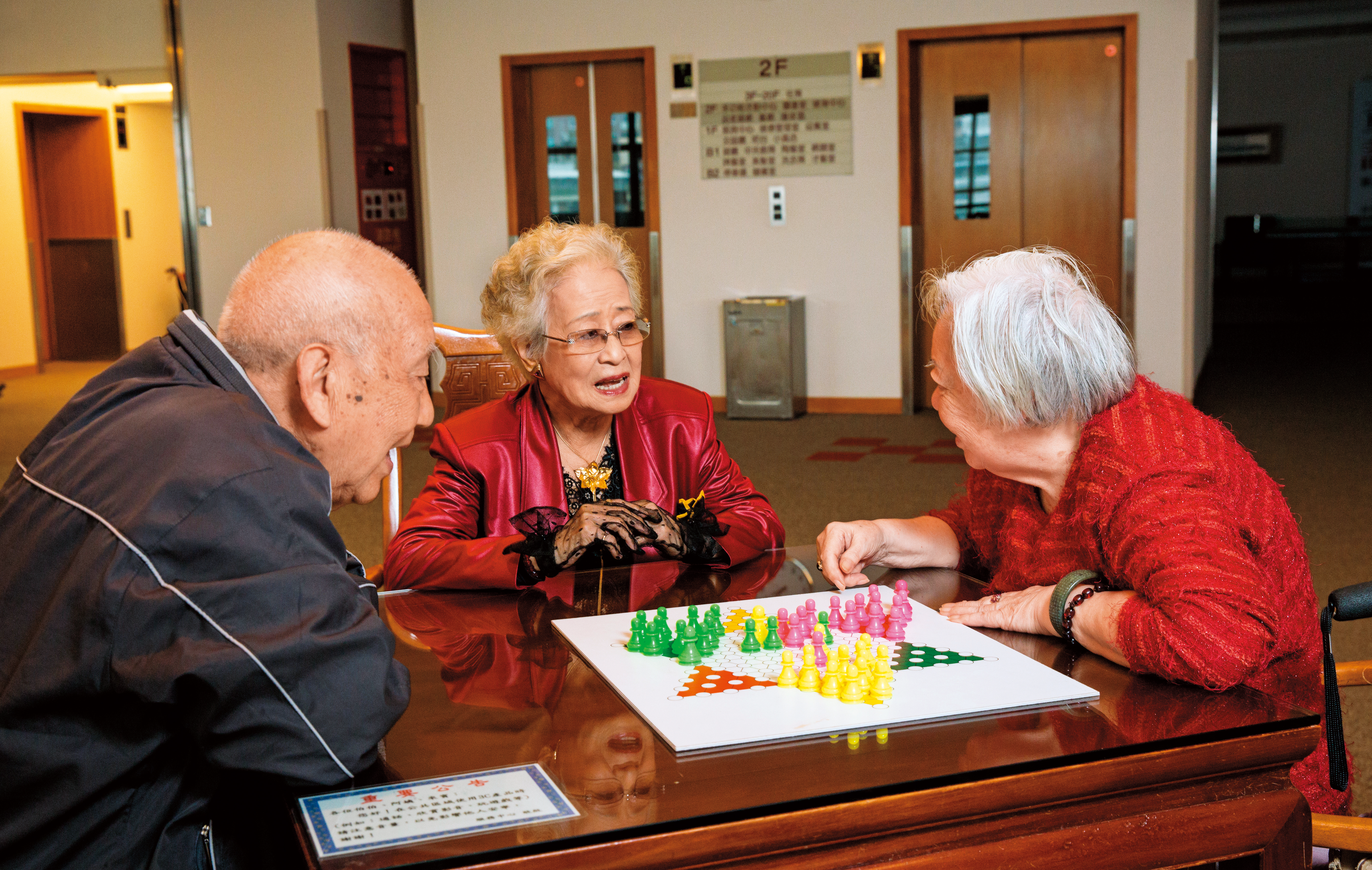 84歲的李翠鳳（中）頭腦清楚，小至好友年紀，大至投資狀況，樣樣熟記。