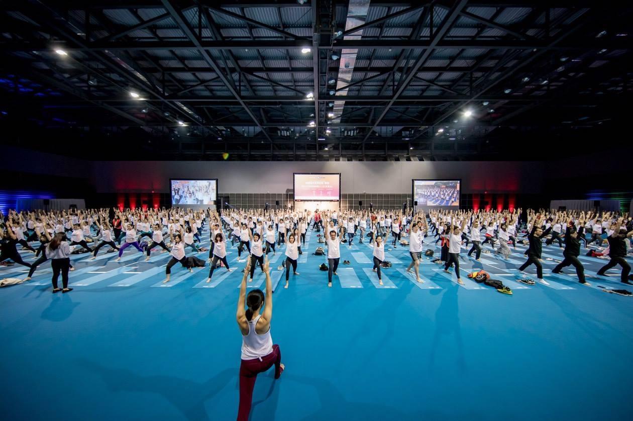 Pure Yoga跟Lenovo16日才合辦挑戰「最多人同時做瑜伽戰士一式(多場地)」金氏世界紀錄。(翻攝自Lenovo Taiwan臉書)