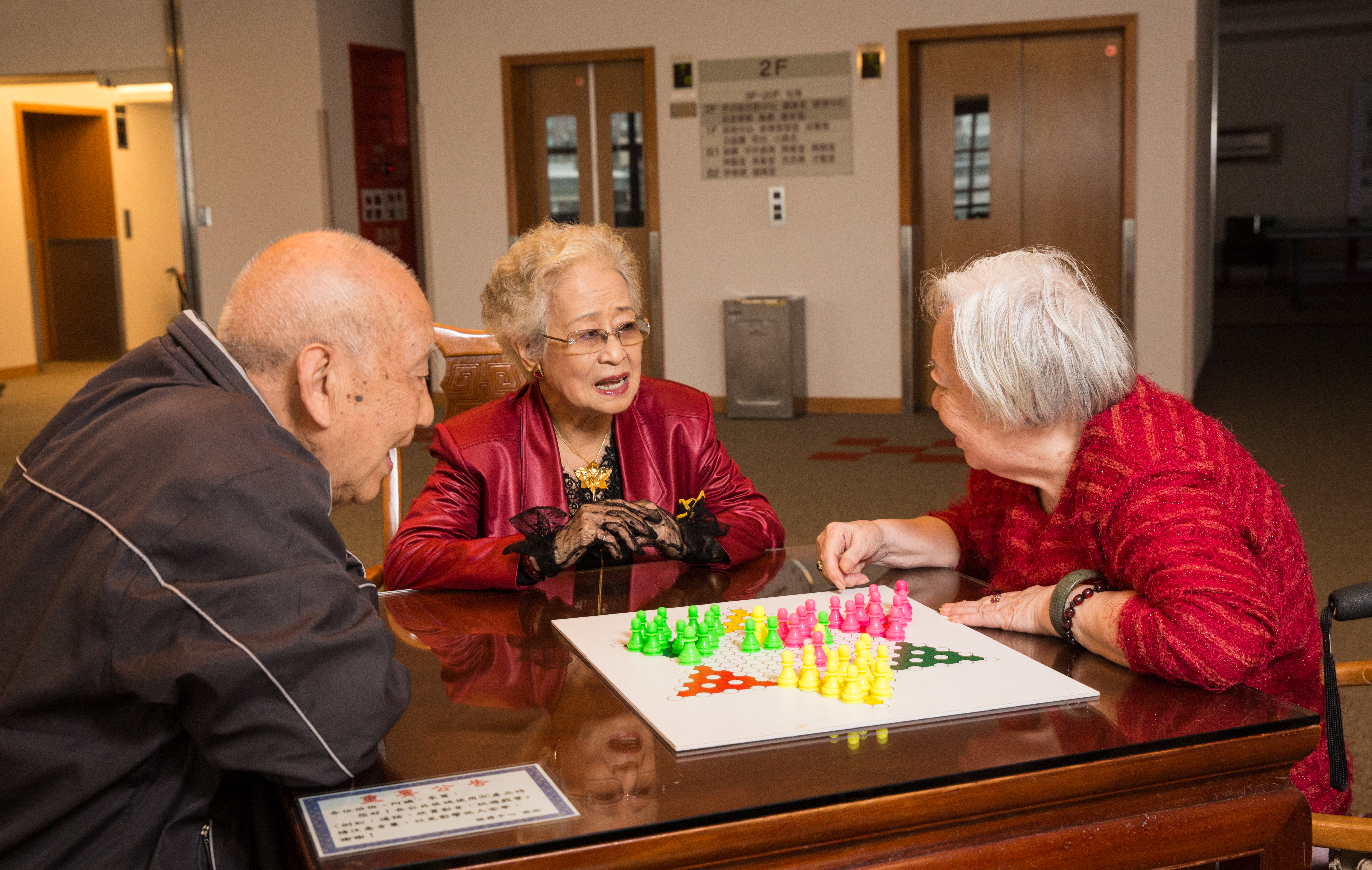 84歲的李翠鳳（中）頭腦清楚，小至好友年紀，大至投資狀況，樣樣熟記。
