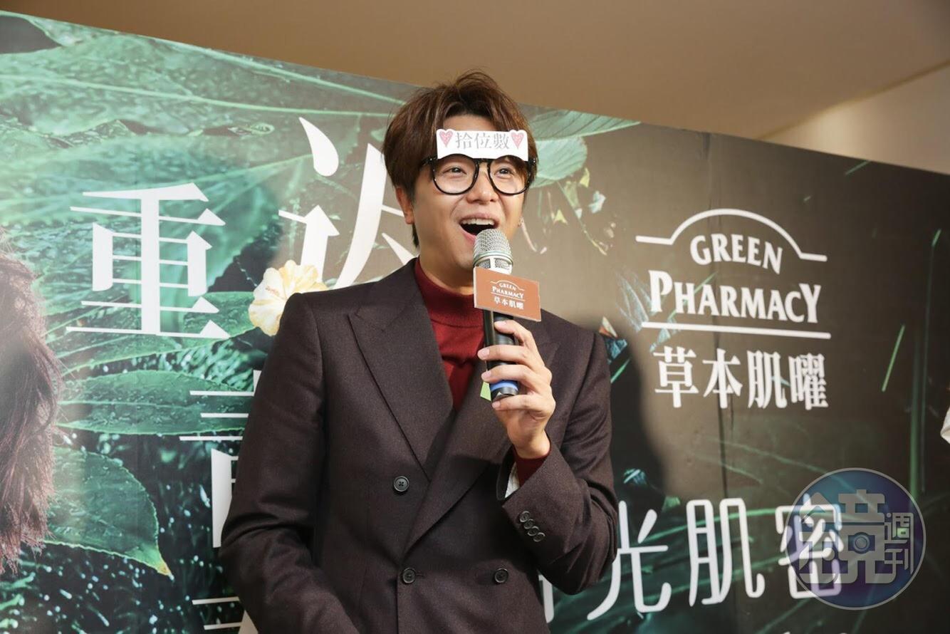 小鬼面對自己的菜牽了別的男人的手，只在IG上表示祝她幸福。