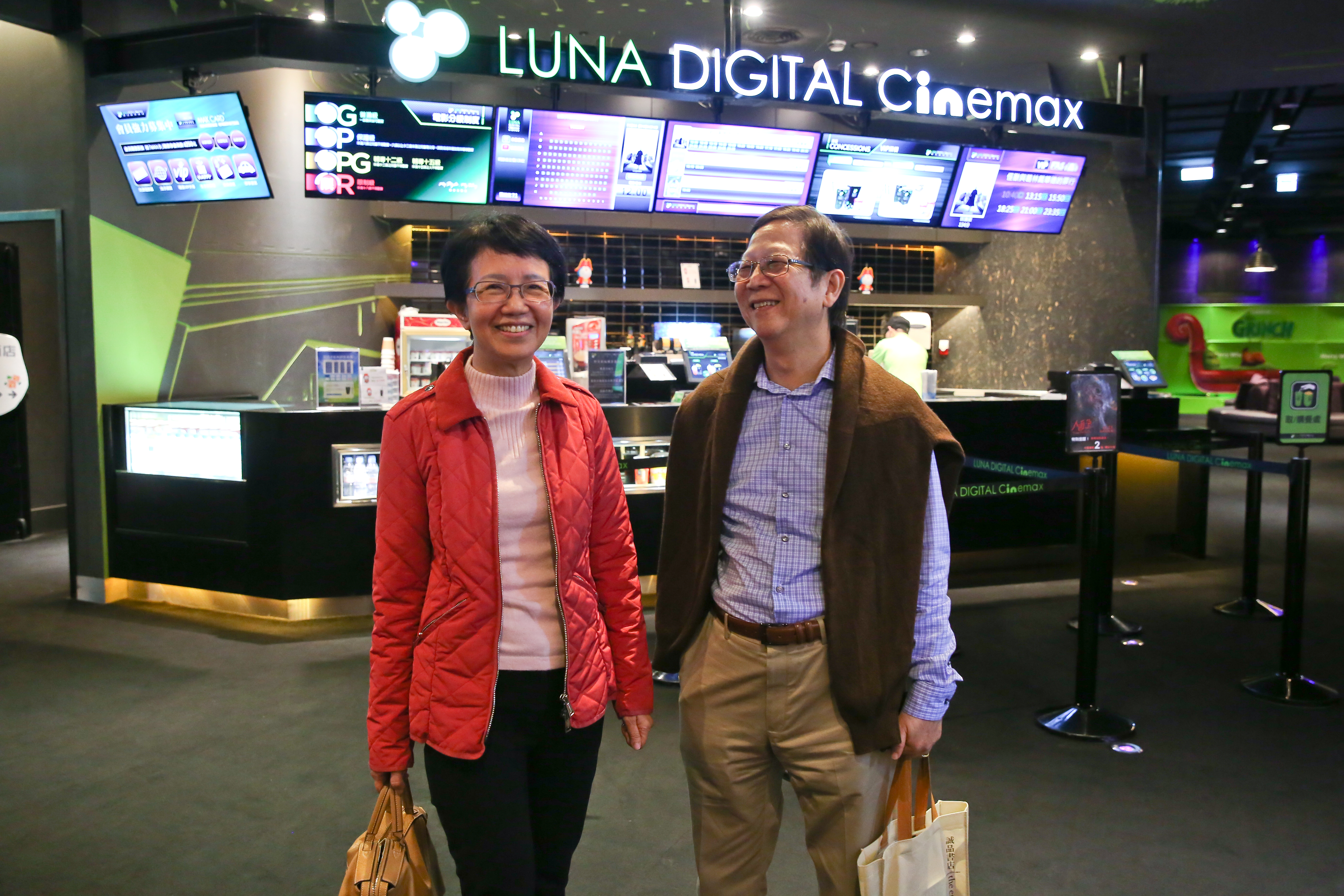 世新大學新聞系教授彭懷恩和太太鄭台芬相繼退休，閒暇看書、觀賞電影是夫妻倆的生活樂趣。