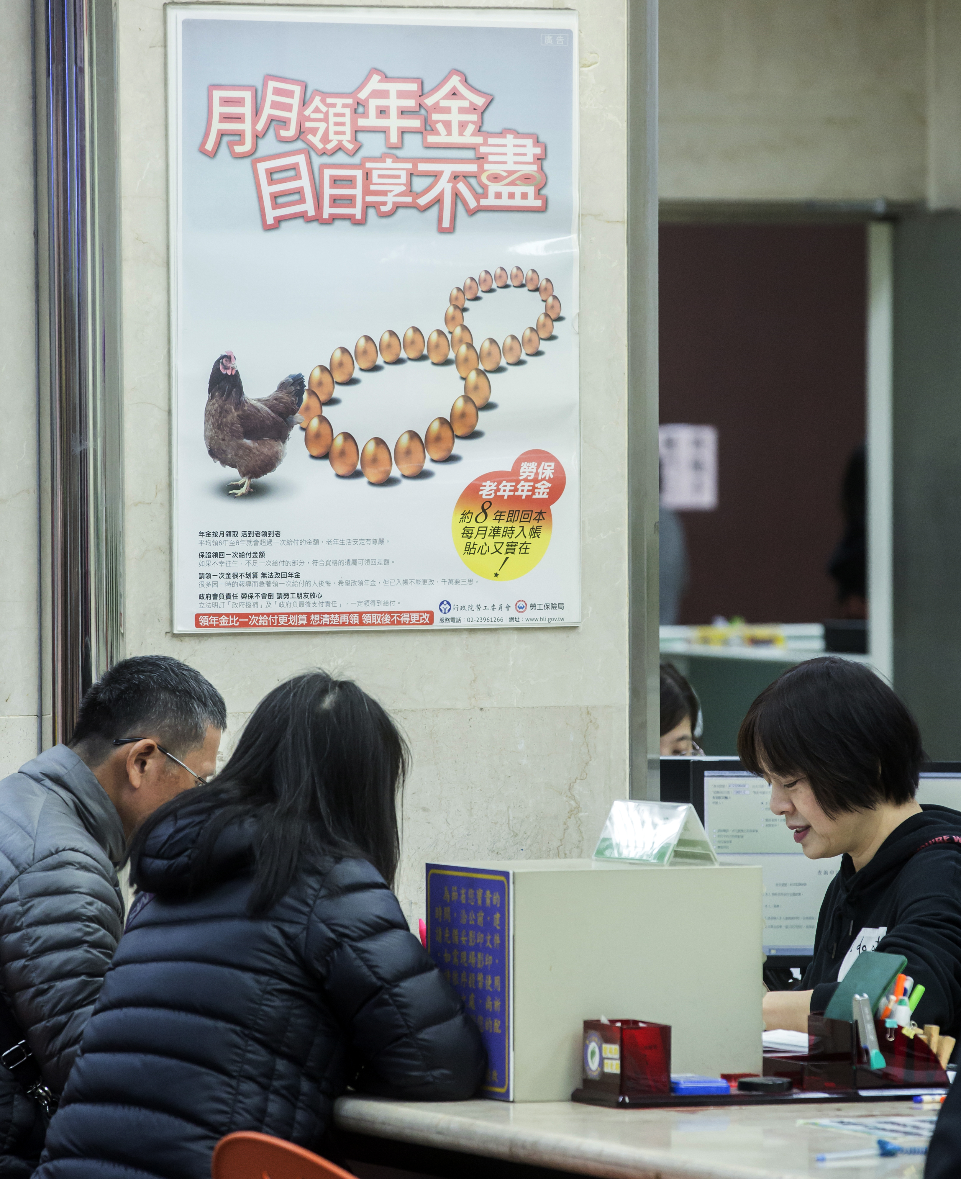 年金險保費可躉繳，也可分期繳，等保戶屆滿約定年齡，就能開始分期領年金。