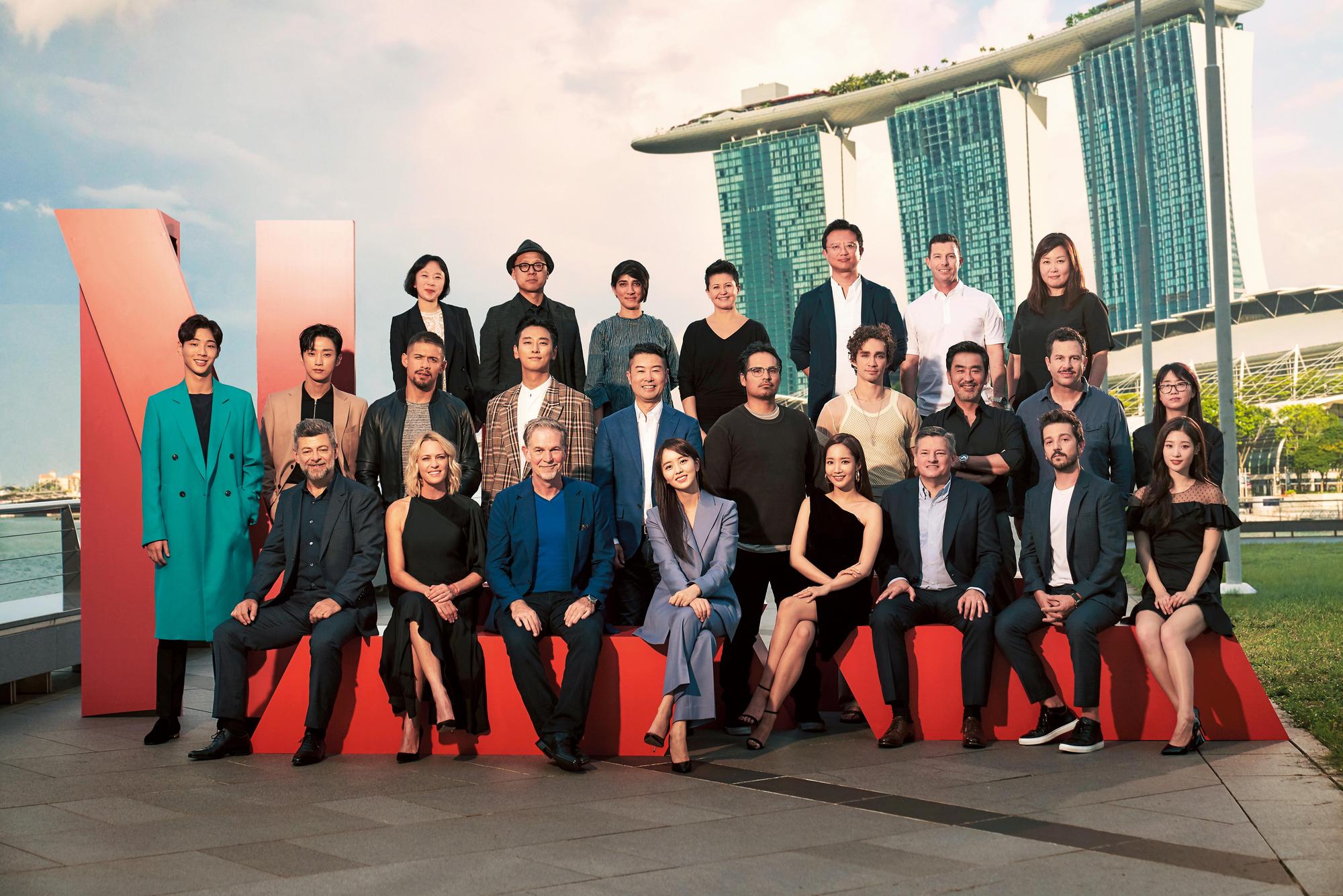部分參演Netflix自製節目的演員也出席日前的亞洲內容大會,包括《紙牌屋》女星蘿蘋萊特(前排左二)。(Netflix提供)