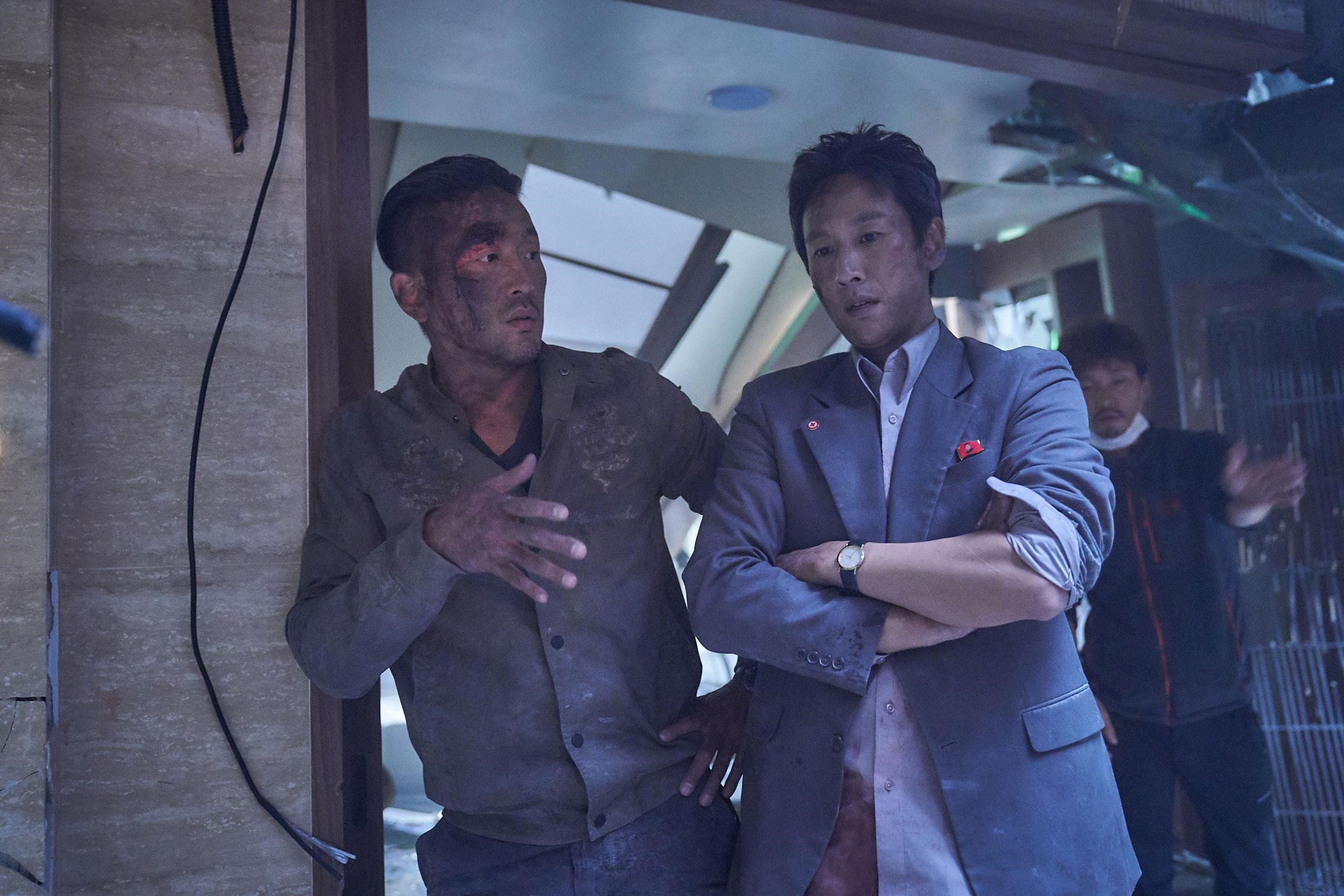 河正宇（左）、李善均兩位韓國影帝，2019年1月2日將訪台宣傳新作《90分鐘末日倒數》。（華聯國際提供）