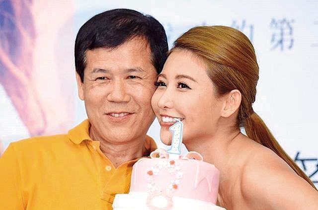 從小成長環境不好，讓愷樂更努力賺錢，領到收入「加倍奉還」給爸爸(左)。（愷樂提供）