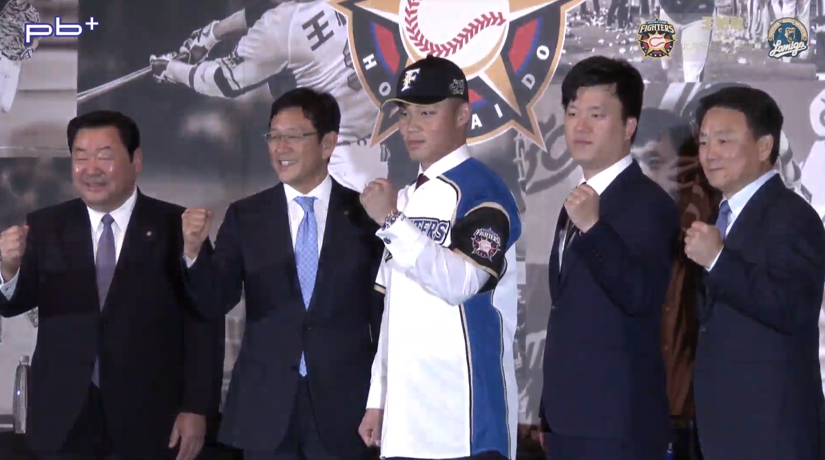 火腿與王柏融舉行加盟記者會，他披上火腿隊99號新戰袍，正式展開旅日生涯。（翻攝自YouTube）