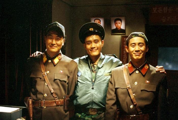 《共同警戒區JSA》中宋康昊（左）、申河均（右）飾演的善良北韓軍人，與飾演南韓軍人的李炳憲有著深厚的友誼。（翻攝自Daum網站）
