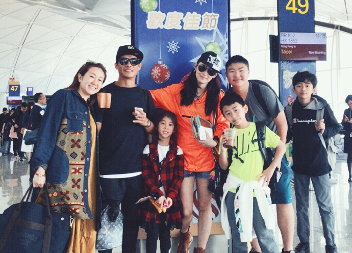 張栢芝身為三子的媽，穿上熱褲秀出一雙美腿，看來產後完全回復原本身材。（翻攝自張栢芝微博）