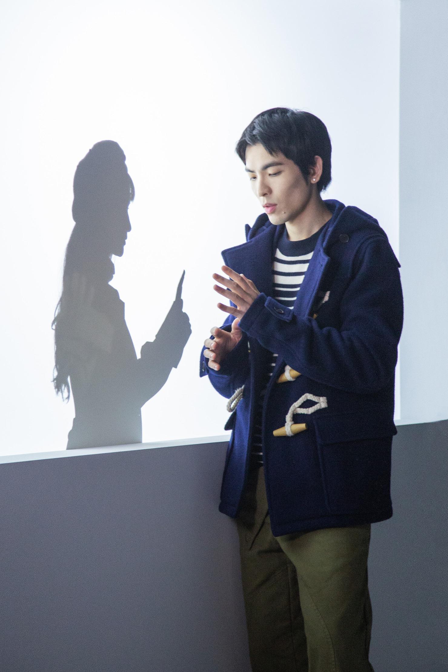 〈發現〉MV中，老蕭與女主角飾演一對熱戀情侶 。（華納提供） 