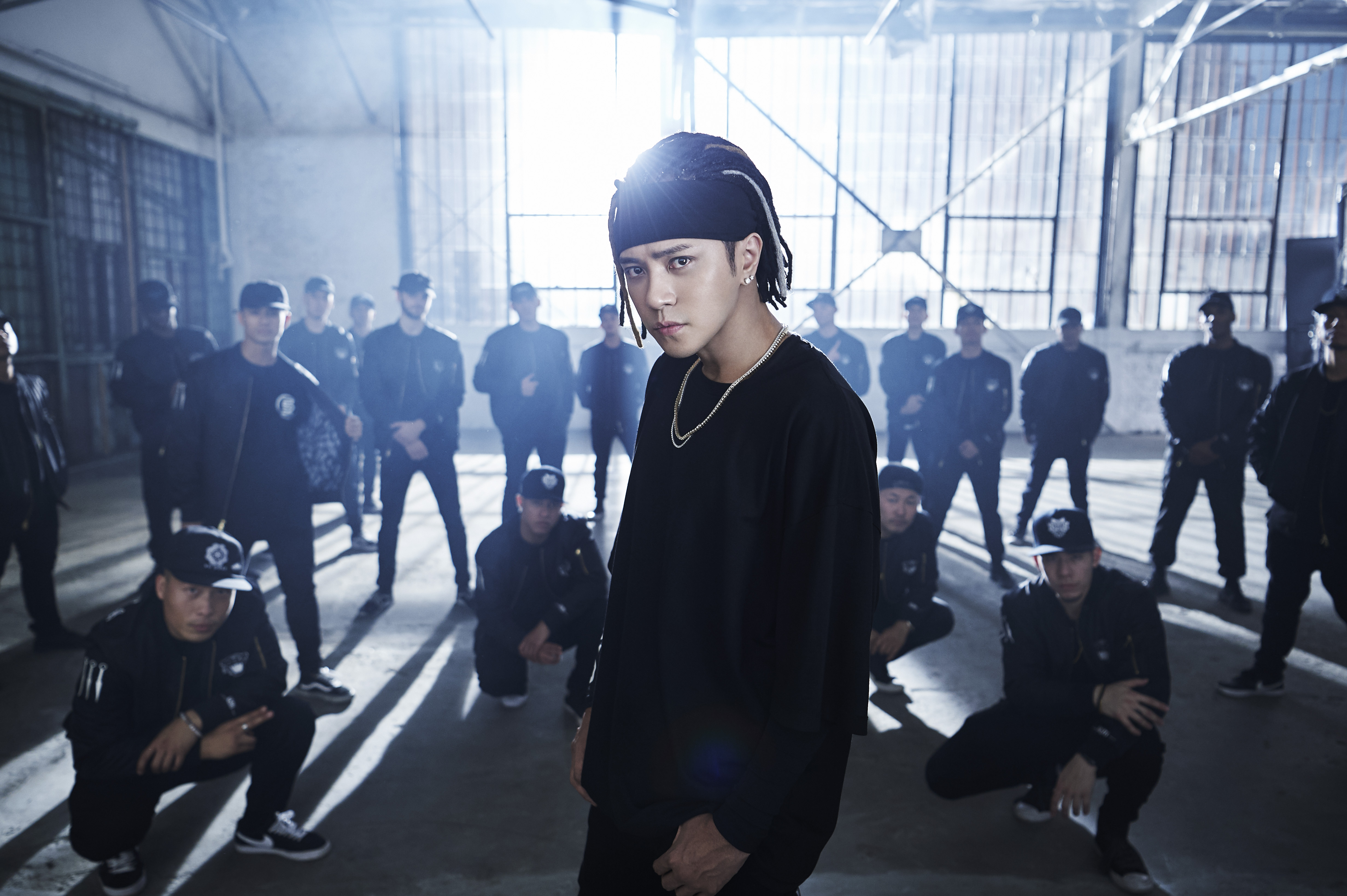 羅志祥為了新歌〈NO JOKE〉登上洛杉磯軍艦拍MV，也是首位使用該場地的華語歌手。（EMI提供）