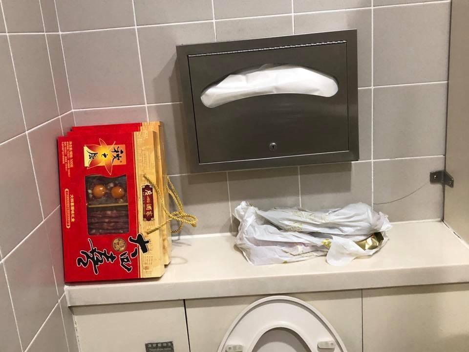 桃園市議員王浩宇今（19日）搭機返台，他在機場發現廁所內有被丟棄的中國臘肉，立刻通報防檢處理。（翻攝自王浩宇臉書）