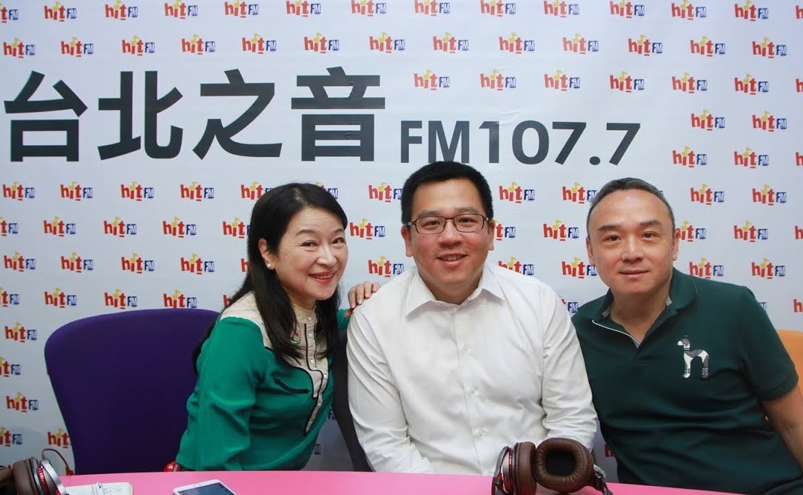 高雄市小內閣名單將公布，高雄市長韓國瑜今（19日）證實觀光局長將由媒體顧問潘恆旭（右1）出任。（翻攝自蔻蔻早餐Youtube）