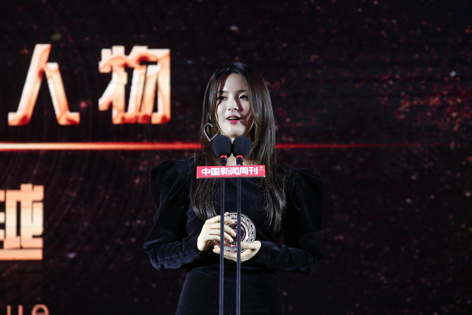 「火箭少女101」的楊超越獲選年度影響中國人物,致詞希望能帶給青少年更多正能量。(東方IC)