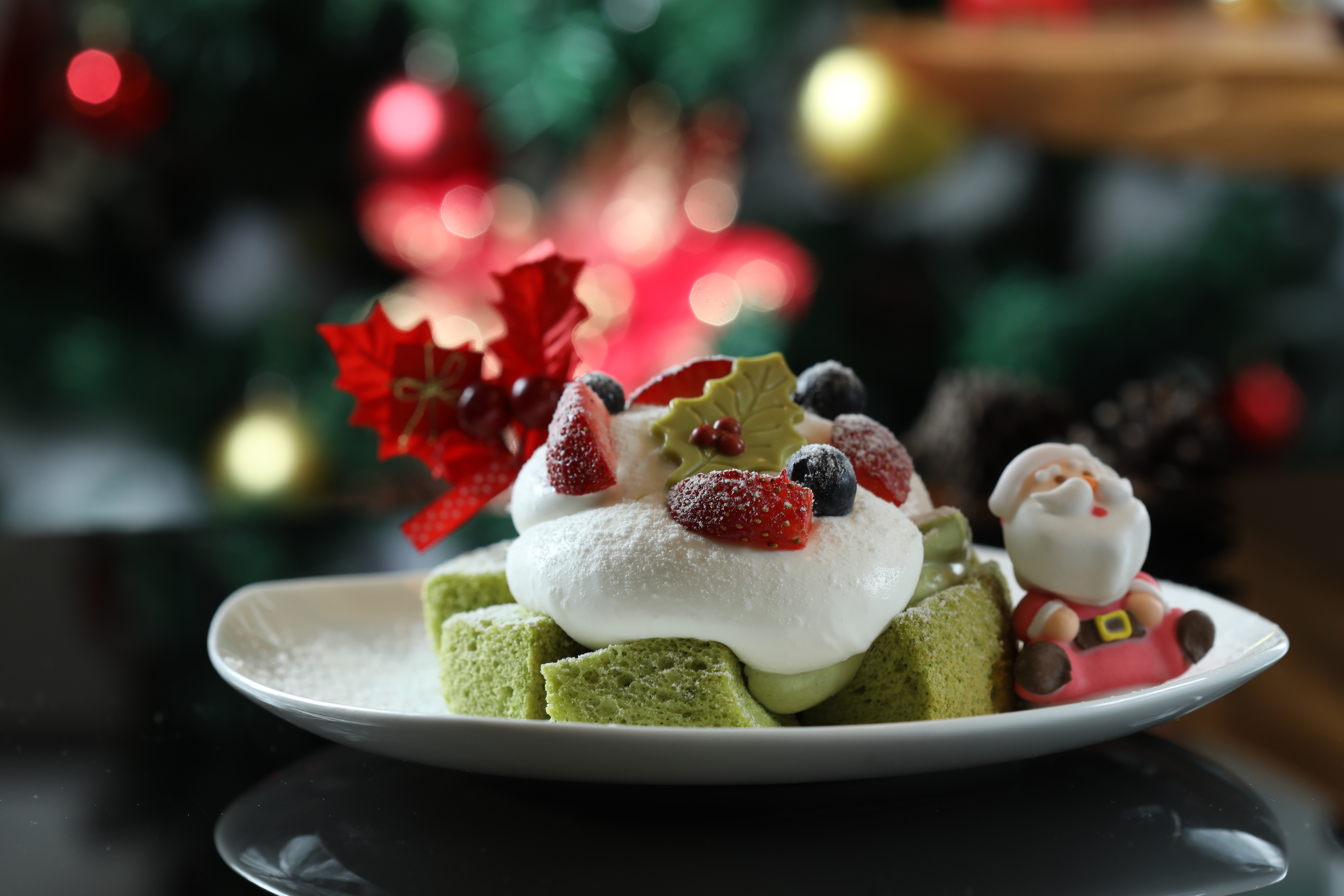 耶誕節限定的「抹茶北海道棉花蛋糕」卡士達使用兩倍抹茶，微苦茶香增添韻致。（220元／份，限內用）