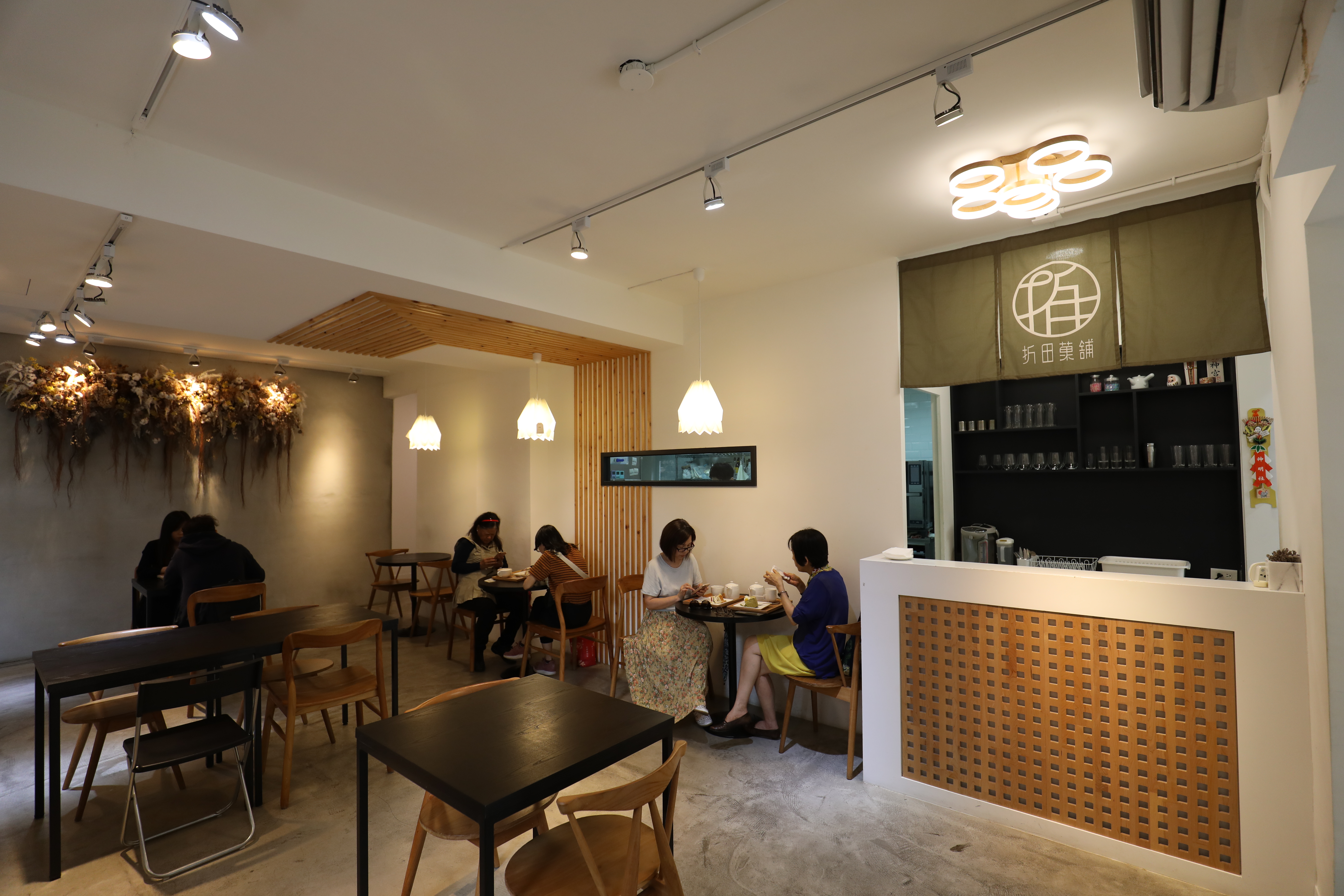 店內座位不多，座席間保持適度的距離感。