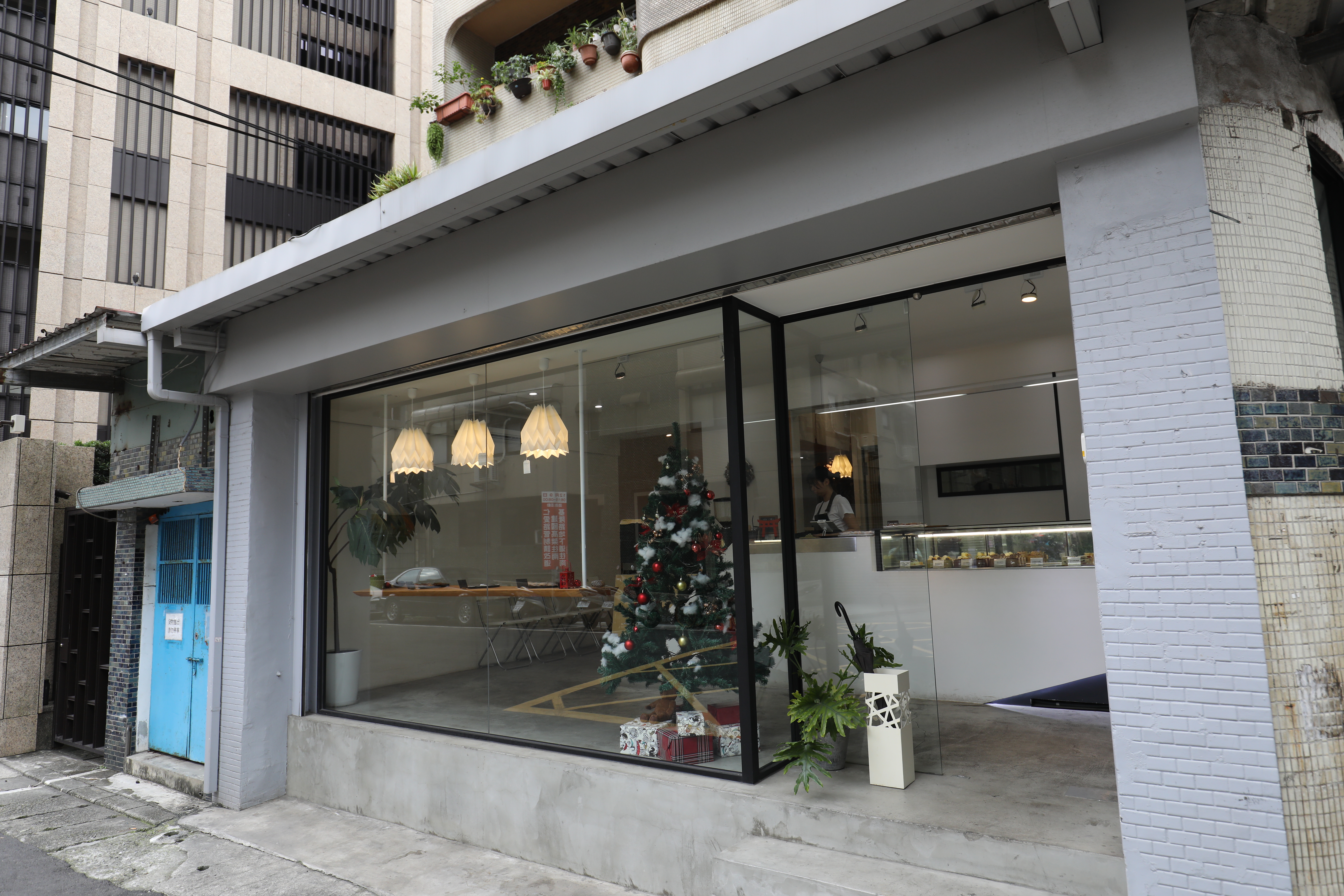 位在福華飯店對面巷內，「折田菓舖」的店面外觀低調簡單。