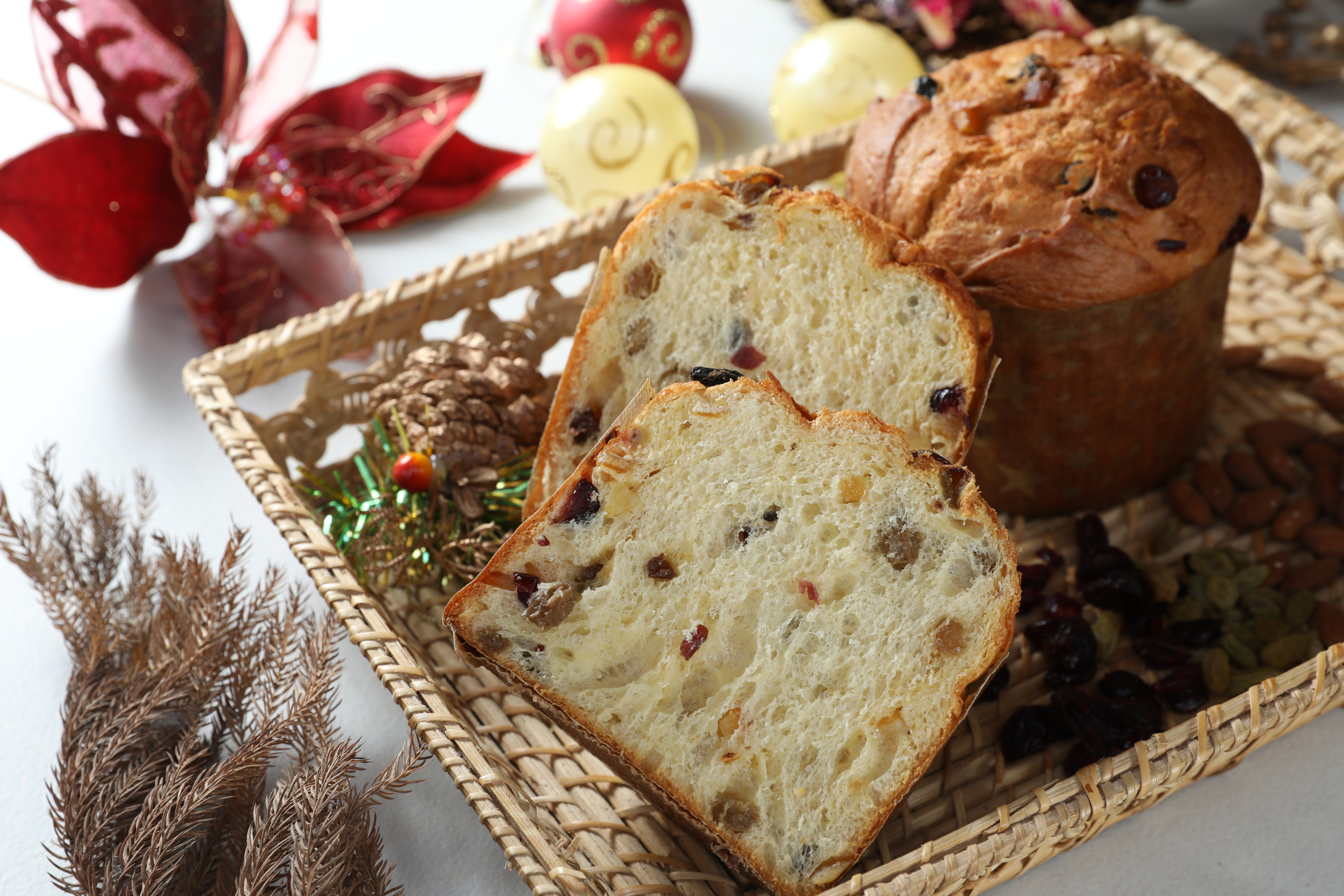 「聖誕水果麵包」組織鬆軟不沉重，飽含果乾熟成香氣。（230元／個）