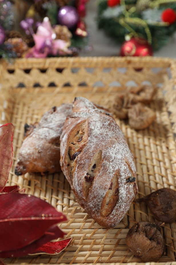 「無花果裸麥」用天然酵種的酸香統合果香和麥香，引人回味。（70元／個）