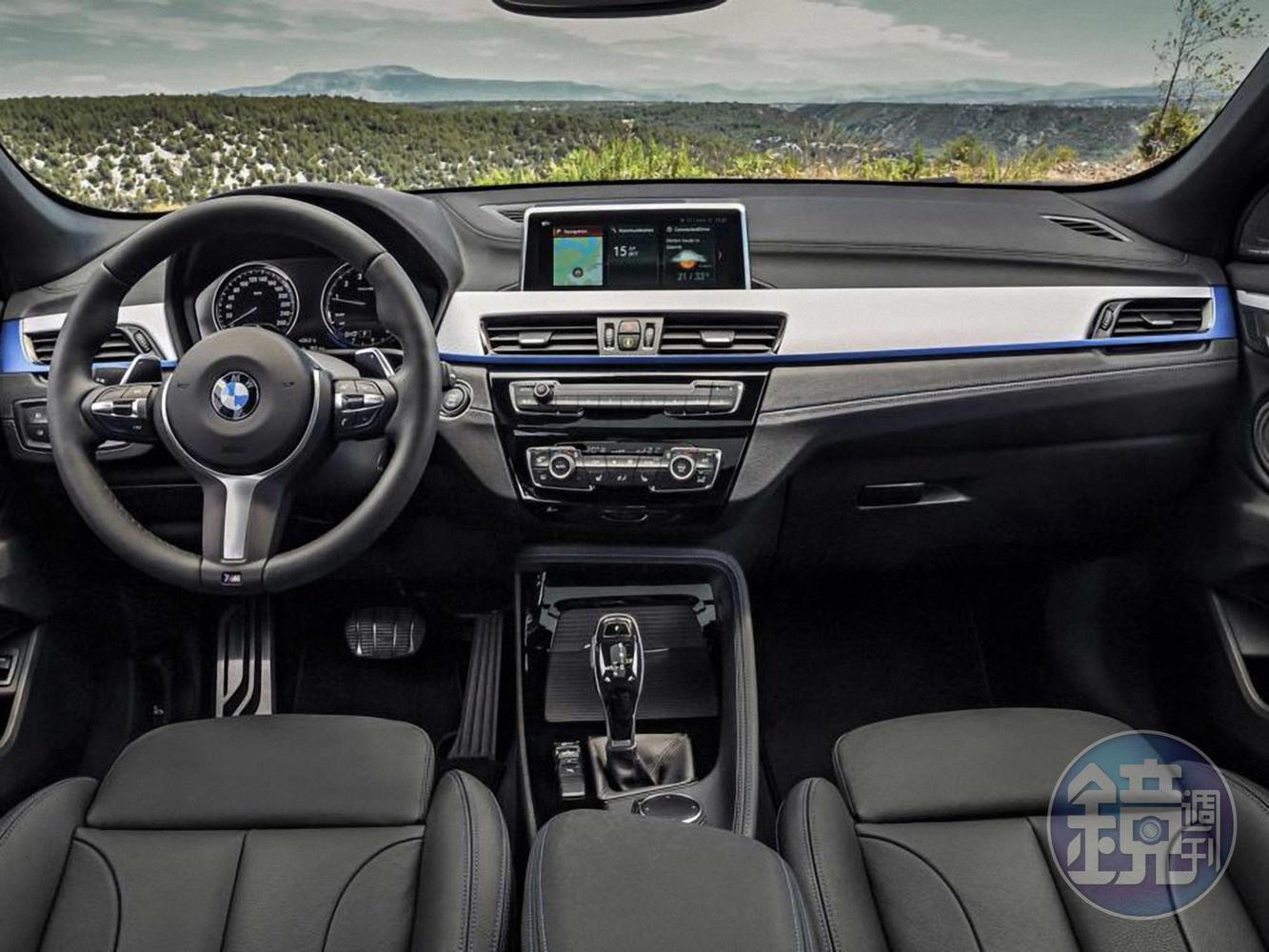 全新BMW X2內裝鋪陳延續一貫的駕駛導向設計，採用灰色縫線勾勒雙前座電動跑車座椅。
