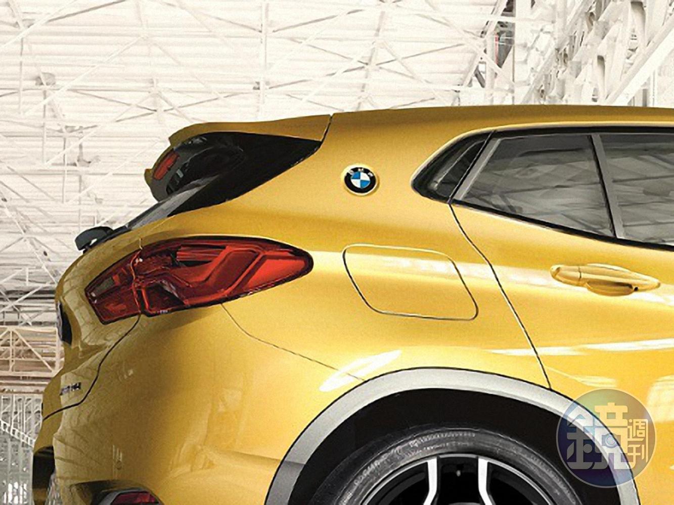 BMW X2承襲傳奇BMW 3.0 CSL賽車靈魂，將藍白廠徽嵌於Hofmeister Kink倒勾型C柱之上。