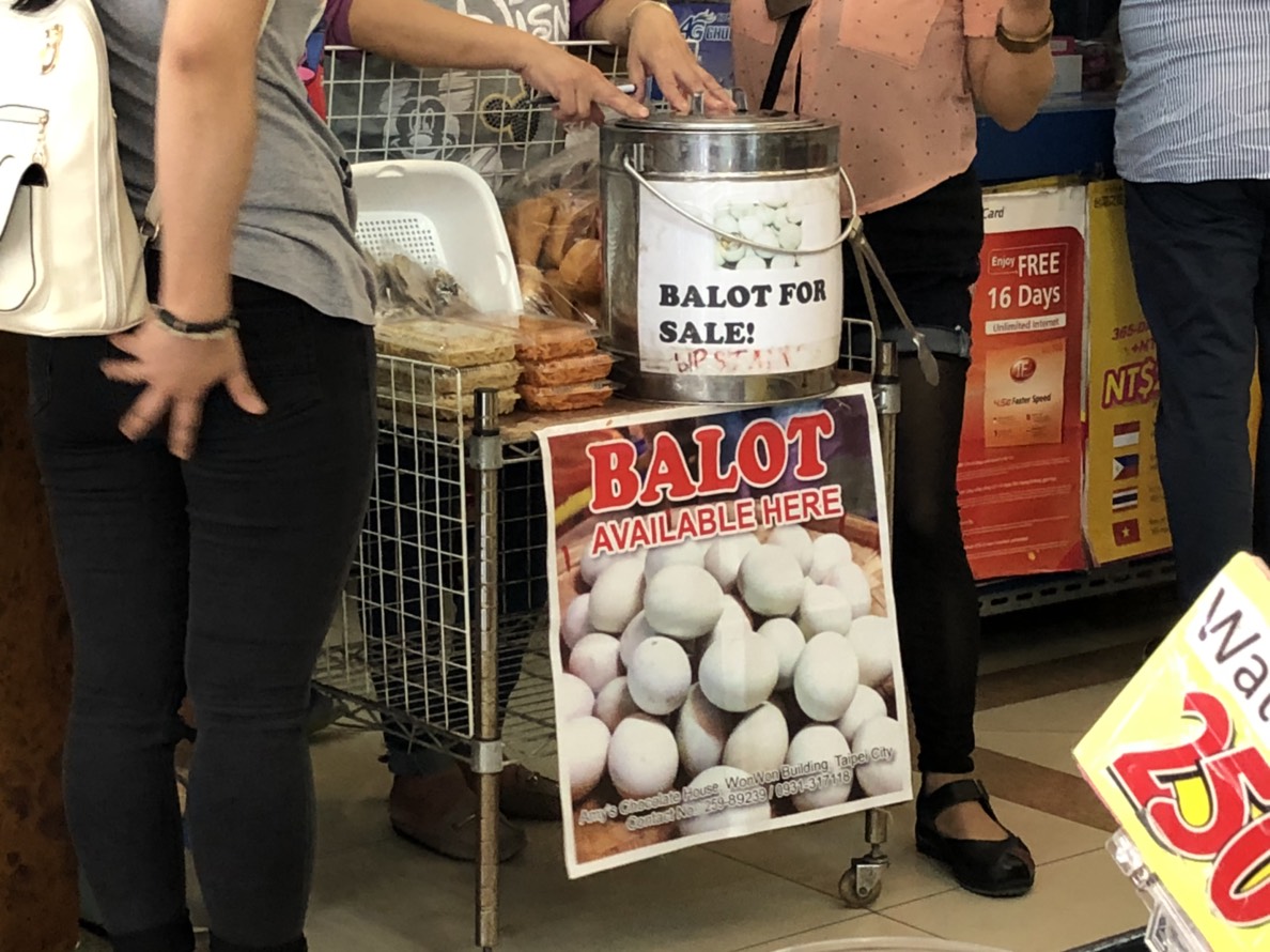 一小攤上面寫「BALOT」，就是雞仔蛋小舖。