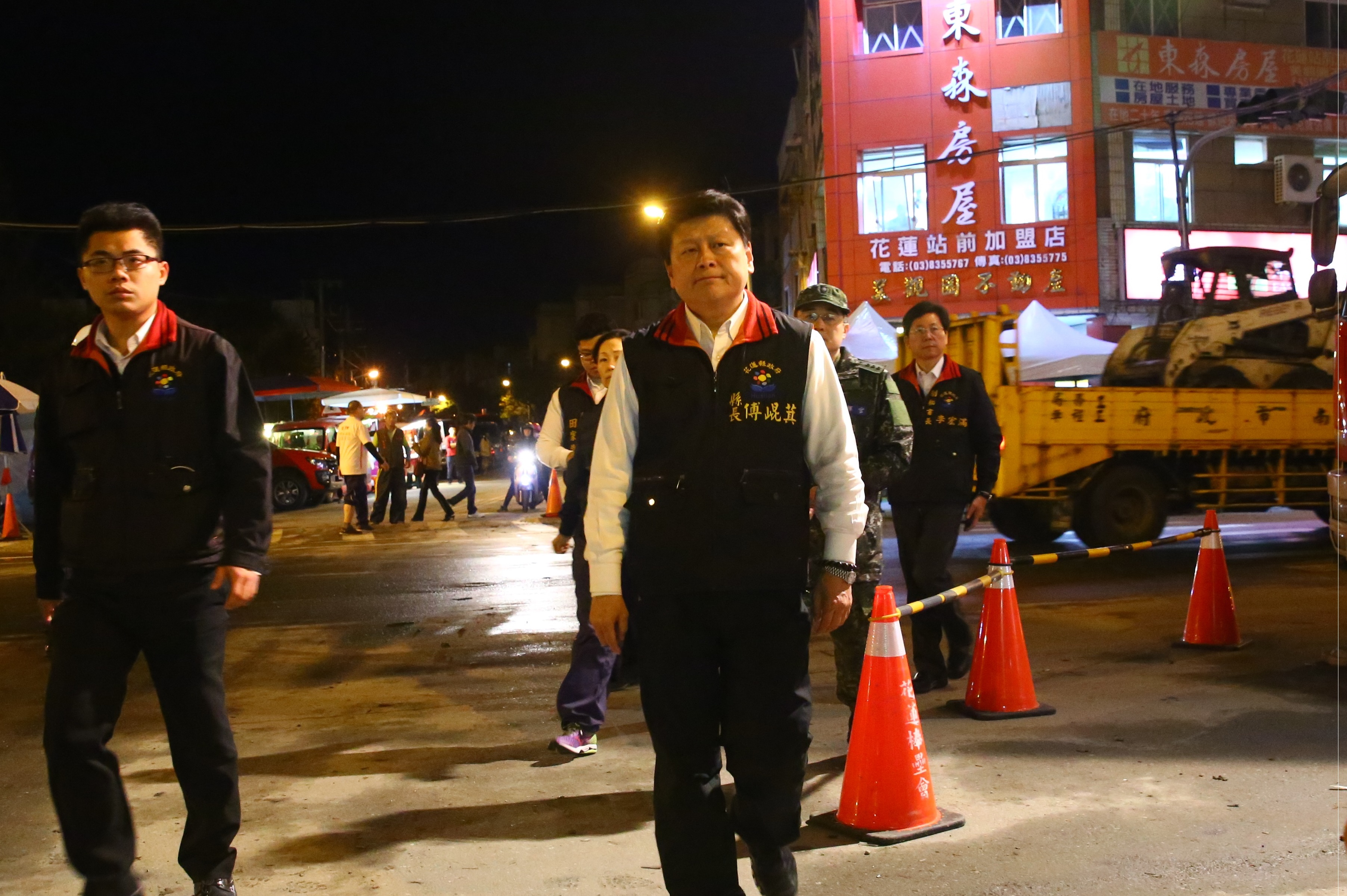 花蓮縣前縣長傅崐萁任內的標案幾乎全由在地記者得標，取得標案的多名媒體記者，今天已陸續請辭、遭停職。