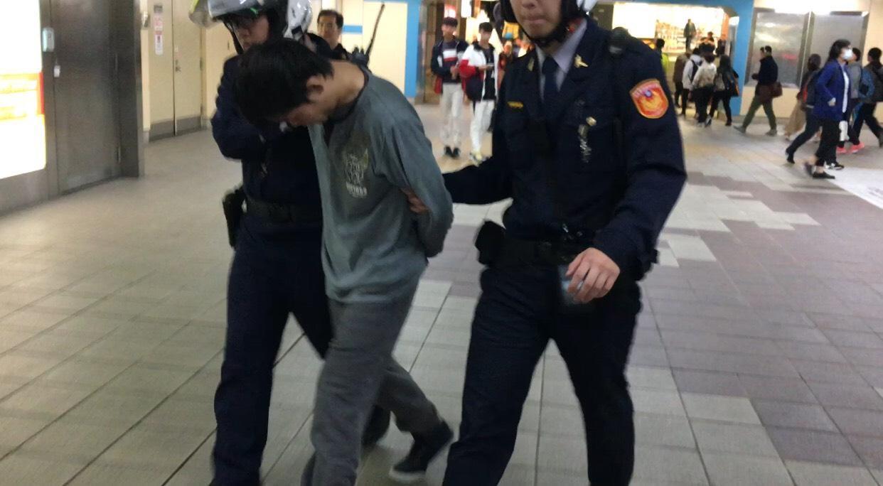 王男在捷運車廂內燒烤牛排刀，引起民眾驚慌，遭警方逮捕。（警方提供）